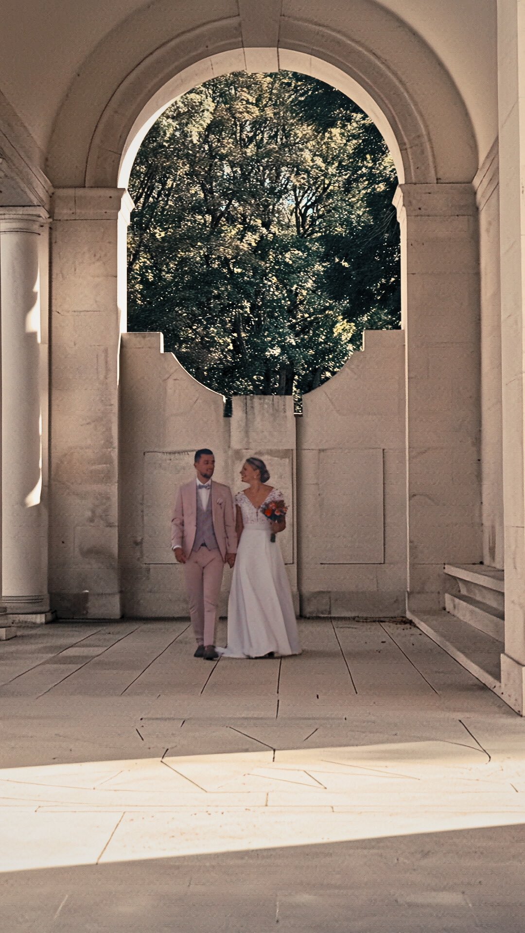 Le jour du mariage passe à une vitesse folle !!
C’est pour ça que j’encourage toujours les mariés à s’accorder un moment rien qu’à deux, loin du rythme effréné de la journée.
Pour Juliette & Clément, cette parenthèse au Mémorial d’Arras a été l’un de ces instants précieux : juste après le “oui”, ils ont pu souffler, rire, se regarder… et simplement profiter l’un de l’autre 🫶🏼
#arras #mariage #wedding #bridetobe #mariagearras