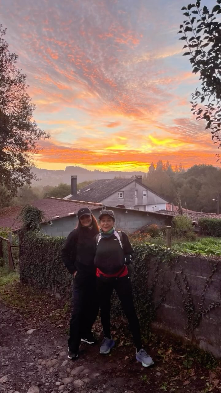 Tercera etapa: La etapa más larga del camino, pero también una de las más lindas 🌿💫
Kilómetros llenos de risas, paisajes espectaculares y esa sensación de que cada paso nos acercaba más al corazón del Camino 💛
Cansancio, sí… pero aún más gratitud, conexión y momentos que quedarán grabados para siempre.
#CaminoDeSantiago #PalasDeRei #Etapa3 #CaminoFrancés #Peregrinos #ExperienciasQueMarcan #ViajarEsVivir #AventuraSinFin #NaturalezaPura #CaminandoAndo #BuenCamino