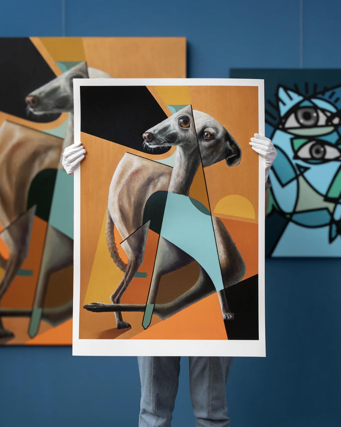 Cada vez que trabajo con @belin.es ,empiezo con un ritual.
Primero, revisar la ropa que llevo porque no vale cualquiera:
nada de hebillas, cremalleras, ropa ancha ni cordones sueltos.
Cualquier roce puedes marcar el papel Hahnemühle William Turner, es tan delicado que te obliga a moverte a cámara lenta.
Segundo, ponerme los guantes blancos de algodón que hacen que me sienta mitad vendedora de joyas, mitad ladrona de guante blanco.
No es por postureo. Es exigencia del papel para no estropearlo.
Hay algo mágico en ese momento,
la mezcla entre la responsabilidad y el vértigo.
Saber que estoy trabajando con algo que merece
lo mejor que puedo dar,
porque sus obras se lo ganan a pulso.
Detrás de cada print, de cada pieza textil,
de cada diseño que realizo para el,
hay un homenaje a todo lo que él representa:
a su lucha, a su obsesión, a su amor por Jaén,
por el arte, por el aceite, por sus raíces.
Nos conocemos desde hace casi 20 años.
Y a estas alturas, más que proyectos, compartimos historia:
la de dos personas que han visto pasar etapas buenas, malas
y todas las que caben en medio.
Admirar a quien trabajas ya es un lujo.
Que además te conozca de verdad,
eso no tiene precio.