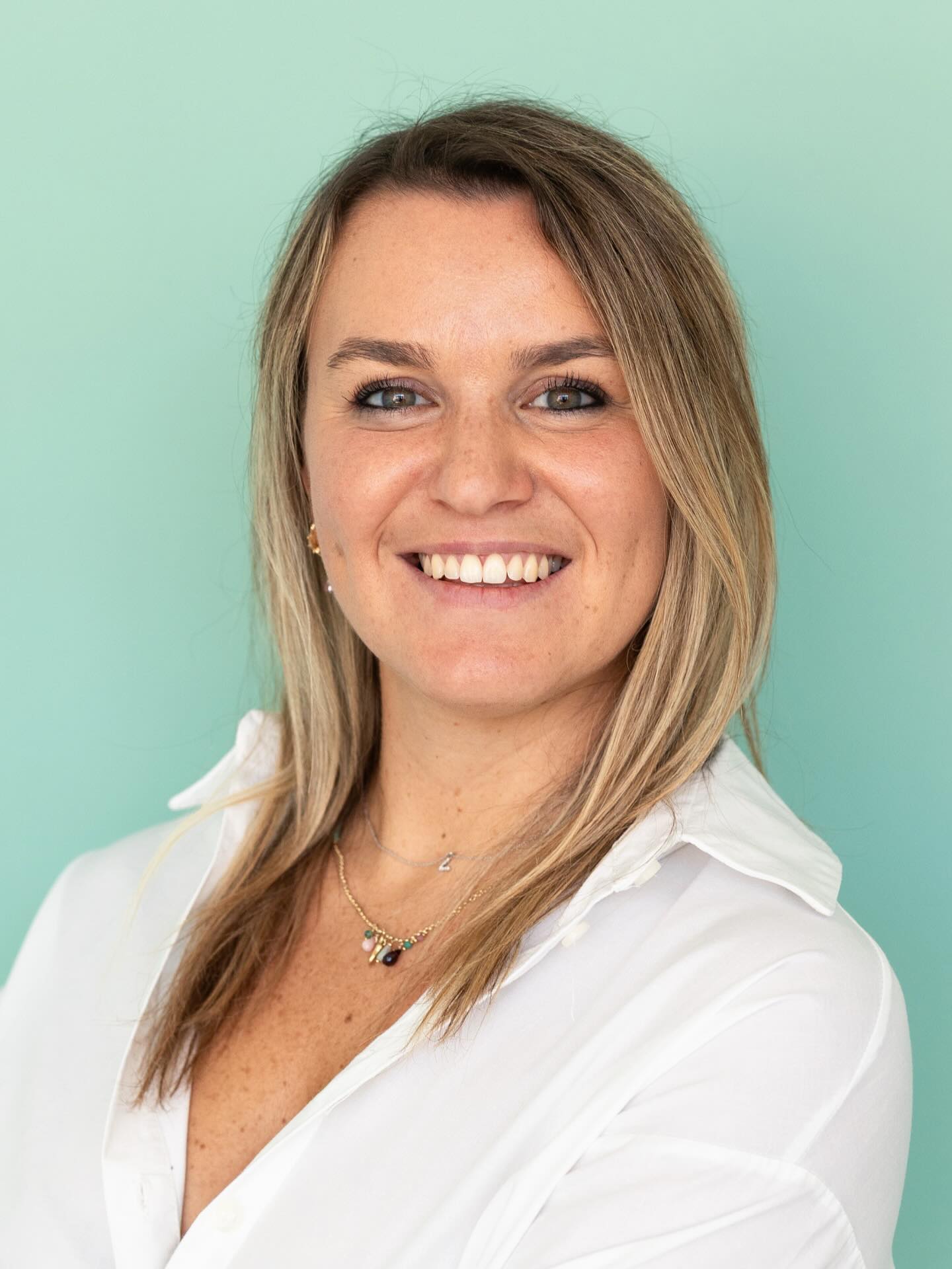 Ci presentiamo…
✨ Valentina Mora ✨
Come pedagogista specializzata nei processi di apprendimento, il cuore del mio lavoro è accompagnare bambini e ragazzi nel loro percorso di crescita. Offro un supporto che spazia dalla consulenza a insegnanti e genitori al potenziamento degli apprendimenti, fino al tutoraggio specializzato per DSA.
Attraverso un approccio ludico centrato sulla persona, progetto interventi su misura basati sull’osservazione dei bisogni, con l’obiettivo di costruire, insieme a ogni studente, un progetto personalizzato che favorisca l’acquisizione di competenze, l’autonomia e il benessere emotivo. La mia missione è valorizzare le potenzialità di ciascuno. Affianco a questo, mi dedico alla formazione nelle scuole su temi come la metacognizione e la didattica ludica.