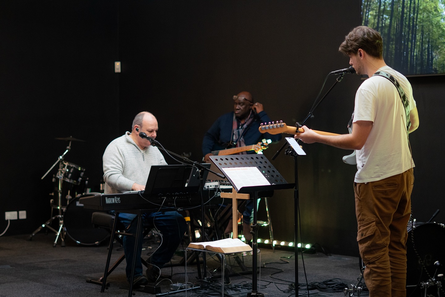 We love worshipping the ONE TRUE LIVING GOD together! 👑
Find yourselves at His feet this week ❤️