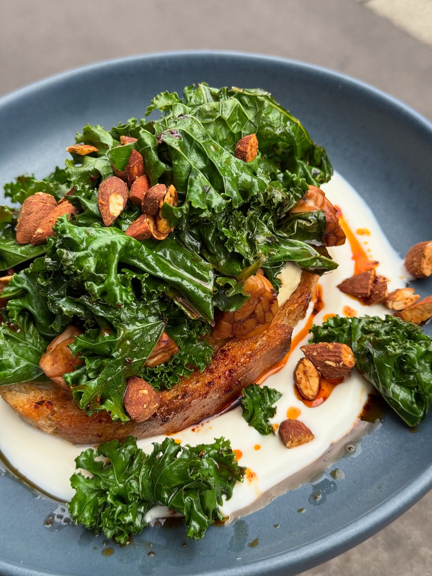 November-Special:
✨Federkohlstulle✨
Getoastetes Sauerteigbrot mit geröstetem Federkohl, Hummus, Liestaler-Tempeh, Joghurtcreme, Chiliöl und gerösteten Mandeln.
@tempehbagus
Samstags und sonntags von 09:00 bis 14:00 Uhr erhältlich.
#monthlyspecial #brunch #lunch #weekend