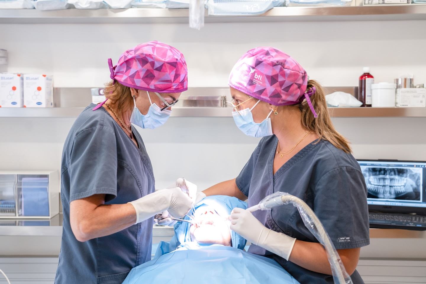👩⚕️👩⚕️ Dos generaciones, una misma pasión: cuidar sonrisas.
La Dra. Marta Tresserra y la Dra. Anna Tresserra trabajan juntas en quirófano, combinando experiencia, precisión y vocación en cada tratamiento.
Pero su unión va mucho más allá del trabajo: son madre e hija, y representan la novena y décima generación de doctores en una familia con una profunda tradición médica.
🩵 El legado comenzó con el Dr. Tresserra, padre de la Dra. Marta y fundador de la Clínica Tresserra, quien transmitió el amor por la cirugía cráneo-maxilofacial, el rigor profesional y la cercanía con el paciente que hoy siguen siendo nuestra esencia.
Hoy, ese espíritu continúa más vivo que nunca.
La experiencia y sabiduría de Marta se une a la energía y visión de Anna para ofrecerte una atención moderna, humana y de máxima calidad.
Porque en Clínica Tresserra, las sonrisas se cuidan… y también se heredan💙
#ClínicaTresserra #DentistaBarcelona #CirugíaOral #FamiliaTresserra #GeneracionesQueCuidan #OdontologíaConTradición