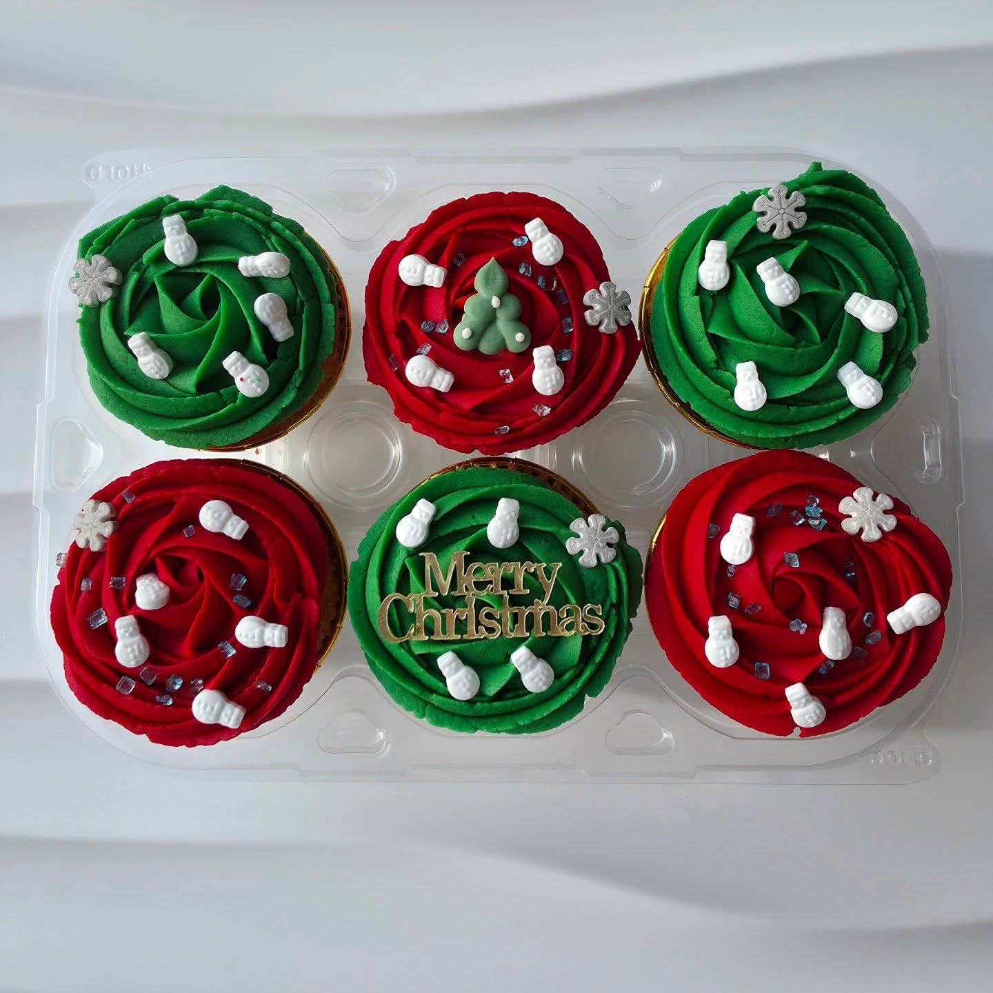 Christmas 2025 🎄🎅🎁
Ons Kerstmenu is er!
We bezorgen gratis in de hele Hoeksche Waard op 24 december
(Geldig voor het kerstmenu én al onze desserts!)
Dit jaar bestaat ons feestelijke menu uit:
🧁 6 Christmas cupcakes – €22
🍫 Christmas brownies (20x20cm / 16 stuks) – €25
❤️💚 Red velvet & green velvet mini NY cookies (12 stuks) – €15
Pre-order vanaf vandaag t/m 22 december!
Bestel op tijd en maak je kerst extra zoet ✨
📩 Stuur een DM of kijk op bakeitup.nl
.
.
.
.
.
.
.
#Kerstmenu
#Kerstlekkernijen
#KerstHoekscheWaard
#HoekscheWaard
#HWonderneemt
#BakkerHoekscheWaard
#Zoetigheid
#KerstinNederland
#HomemadeDesserts
#Kerst2025
#Feestdagen
#LokaalBestellen
#SteunLokaal
#Kersttaart
#CupcakesHoekscheWaard