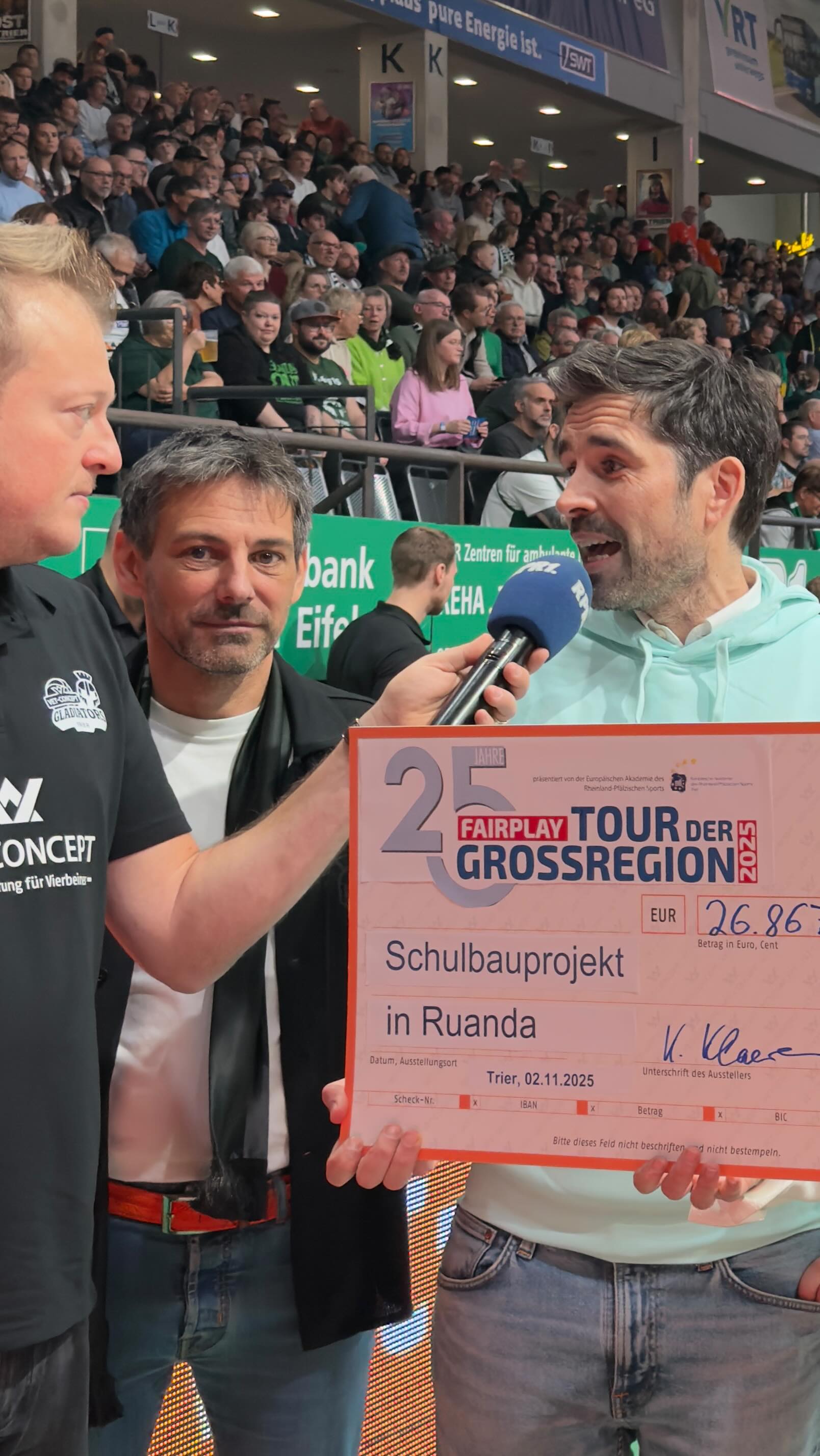 Schülerinnen und Schüler helfen Schulen in Ruanda. Fast 27.000 Euro Spenden der FairPlay-Tour der Großregion wurden mir heute für die Landesregierung im Rahmen des Heimspiels der Gladiators vor über 5000 Zuschauern übergeben.
Mein riesiges Dankeschön an die Schülerinnen und Schüler, die mit ihren Lehrerinnen und Lehrern und Familie wie Freunden diese super Summe zusammen erradelt haben. Mit dem Fahrrad ging es in Rheinland-Pfalz, Saarland, Frankreich, Luxemburg und Belgien on Tour. So kamen alle grenzenlos zusammen, um Spenden zu sammeln, die Bildung verbinden lässt.
Denn die Schülerinnen und Schüler tragen mit ihren Leistungen und den 27.000 Euro dazu bei, dass zwei Schulen im Partnerland Ruanda entstehen bzw weiterentwickelt werden. Bildung verbindet Menschen und zeigt: gemeinsam FairPlay stärkt uns alle. Danke an alle, die in der Europäischen Sportakademie Trier, im Orgateam und auf allen Ebenen diesen Erfolg zum 25. Mal möglich machten.
Passend dazu haben dann auch noch die Gladiators ihren nächsten Heimsieg eingefahren.
#fairplaytour #schule #sport #trier #rlp #sportakademie #ruanda #europa #bildung #vetconceptgladiators #gladiatorstrier #swtarena #sventeuber #trierimlandtag