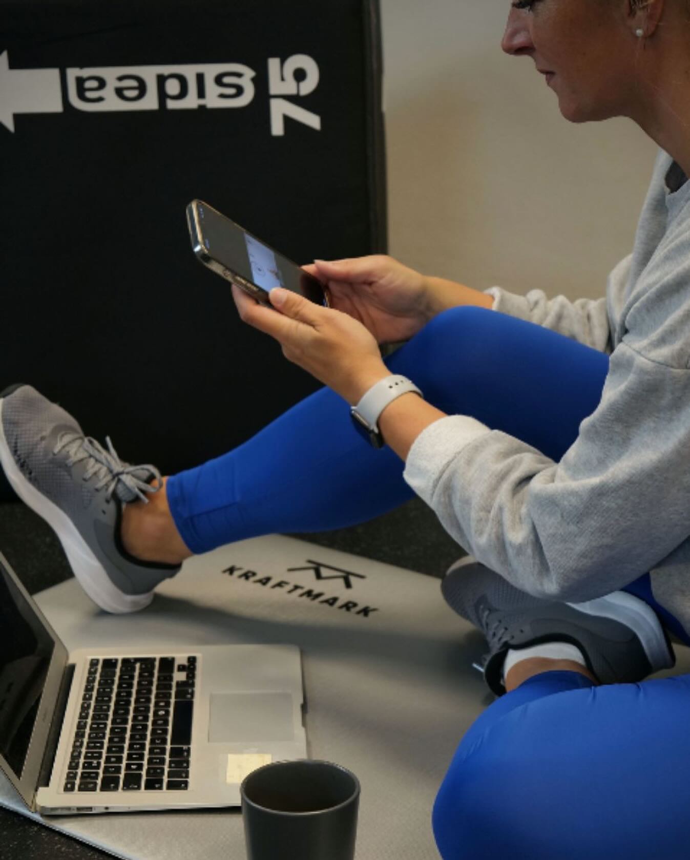 GOD MORGON KOMPISAR 👋🏽
Idag startade jag dagen med att höra av mig till er som är intresserade av PT ONLINE 1:1, så KUL att ni vill träna med mig 🙌🏽
Jag har redan bokat in några konsultationer, men jag har fortfarande ett fåtal platser kvar till decembers uppstart, för ärligt talat… varför vänta till januari?
Du förtjänar att må bra nu.
Du kan börja bygga rutiner nu.
Den där nystarten du drömmer om? Den kan börja idag 💪🏽
I PT ONLINE 1:1 får du:
☑️ Träning anpassad efter din kropp och din vardag
☑️ Coaching och pepp när du behöver det
☑️ Struktur — så träningen faktiskt blir av
☑️ Resultat som håller över tid
Vill du veta mer?
📩 Skicka ett DM eller klicka på länken i bion för att boka en kostnadsfri konsultation 👩🏼💻 👋🏽
Platserna fylls snabbt — så nyp din plats om du är nyfiken 🙌🏽