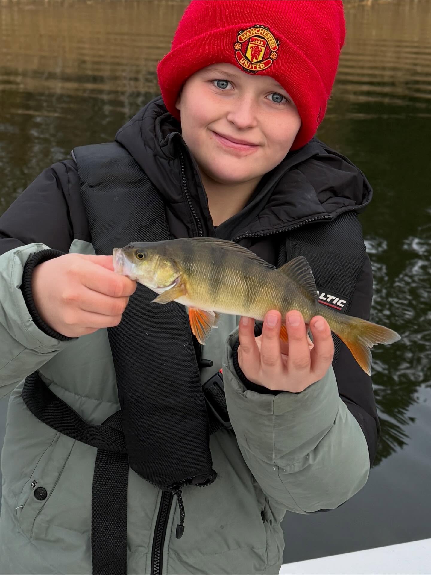I två dagar arrangerades Perch Academy av Sportfiskeboden i Täby. 50 barn, 25 varje dag fördelat i 5 guide båtar. Ett årligt event som ger chansen att lära dig allt om abborre fiske. Korvgrillning till lunch. Som alltid ett lyckat arrangemang. Tack till alla som deltog. @sportfiskeboden #abborre #fiskeguide #höstlov