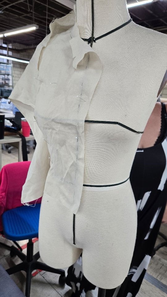 Intro to Draping @sewvalley was a great time with our designer!
The group learned the basics of #draping and how to true their patterns. We're looking forward to the next one!
Stay tuned for more!
#workshops #themoreyouknow🌈 #amalinecollections