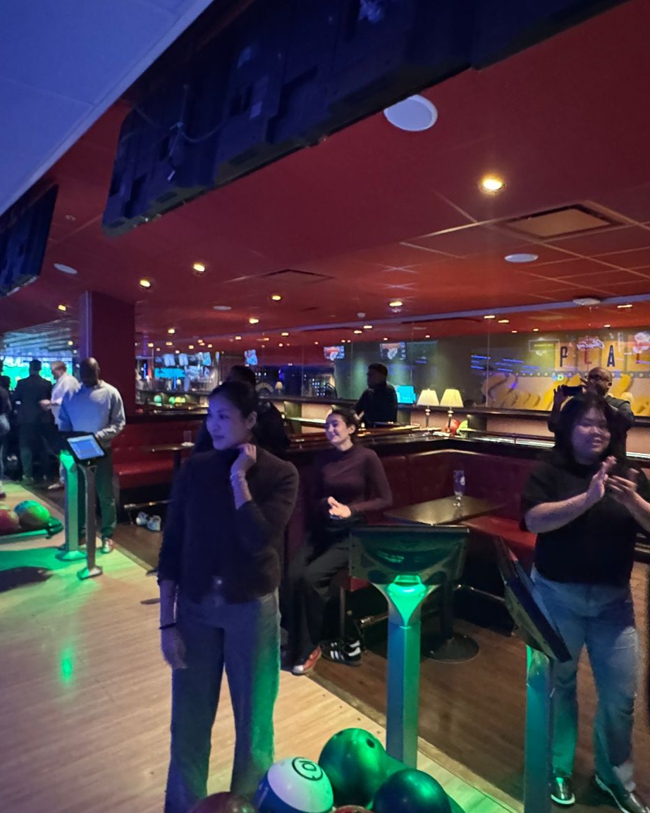 Vi vill rikta ett varmt och uppriktigt tack till DNB Bank för den möjlighet de har gett oss och de ungdomar som deltar i Drömstorts. Genom deras stöd har ungdomarna inte bara fått ta del av värdefull läxhjälp, utan också fått en trygg och inspirerande miljö där de kan utvecklas både akademiskt och socialt.
Vi uppskattar särskilt DNB Banks generositet i att erbjuda ungdomarna ett fint julbord och en bowlingkväll som avslutning. Detta blev en minnesvärd upplevelse som skapade glädje, gemenskap och motivation inför framtiden.
Vi är djupt tacksamma för ert engagemang och ert fortsatta stöd för att stärka och lyfta unga människor.