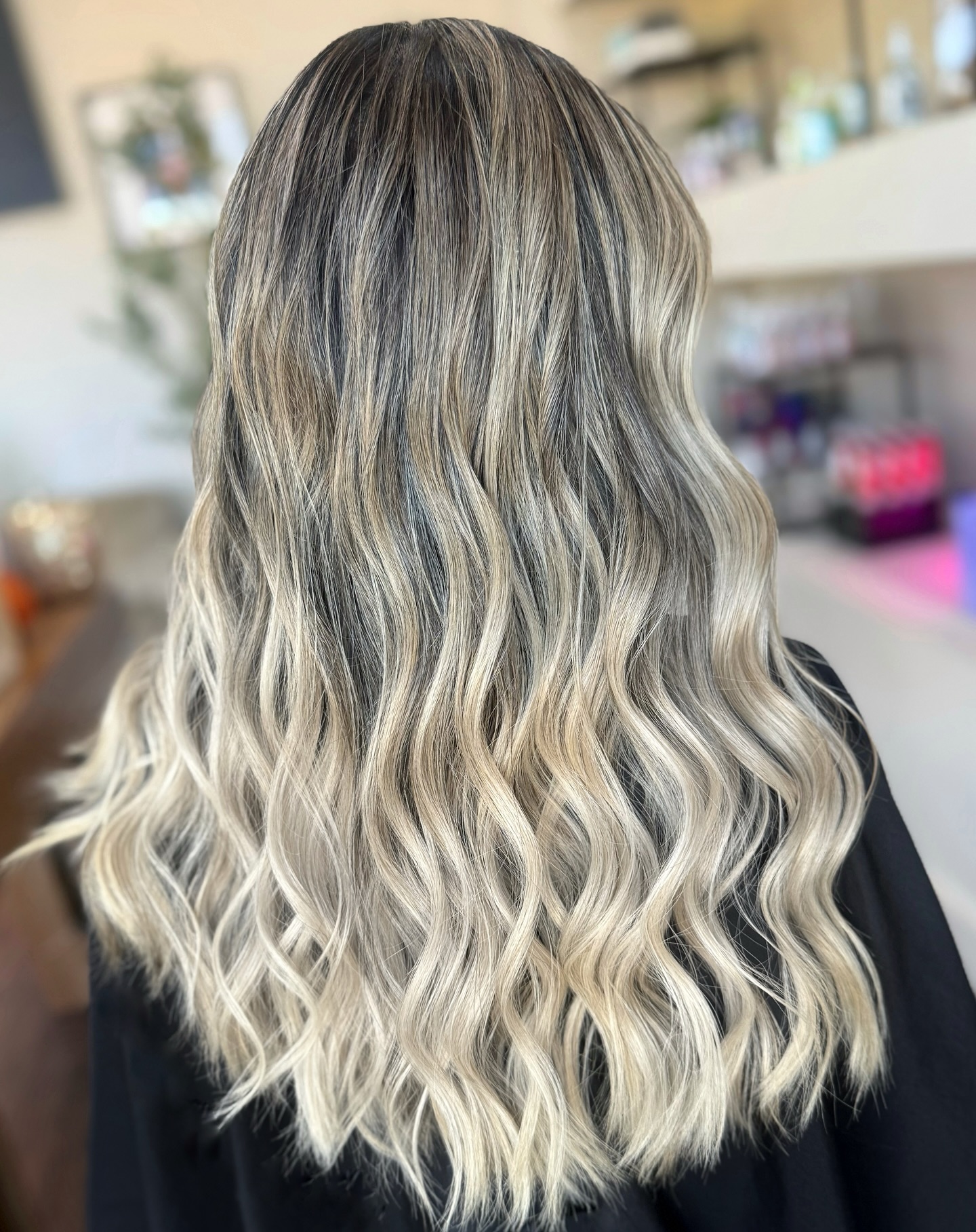 Highlights that look great 6 weeks later😍 Just a shadow root and glaze to tone pre-existing highlights, and help blend them with your natural regrowth.
#capecoralblonde #hairstylistswfl #fortmyershair