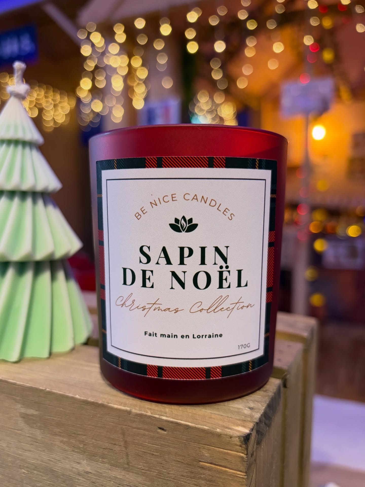 — CHRISTMAS COLLECTION ✨ PARTIE 1/2
Quel bonheur de vous dévoiler la collection de Noël, que j’ai imaginé en replongeant dans mes souvenirs. 🤍
J’avais à cœur de créer un visuel vintage, qui rappelle les Noël des années 90, un peu plus colorés, un peu plus kitsch aussi ! 🤓
J’adore le motif de tartan, et je trouvais que ça collait parfaitement avec cette ambiance « repas de famille », où tout le monde est réuni pour le temps des fêtes. ✨
Trois odeurs : une boisée, une gourmande, une épicée 🎄❤️
Alors, plutôt sapin de Noël, nougat blanc ou orange épicée ? 👀
Ici ça penche pour le nougat ahahah 🤤
Je vous présente bientôt les 3 autres parfums de Noël ! 🎅🏽
#bougies #bougiesparfumées #bougies_personnalisées #bougiesfrançaises #bougiesnaturellesparfumées #bougiessoja #soja #ciredesoja #ciredesojavegetale #lorraine #madeinlorraine #collection #christmas #noel #cadeaudenoel #bienetre #metz #talange #faitmain