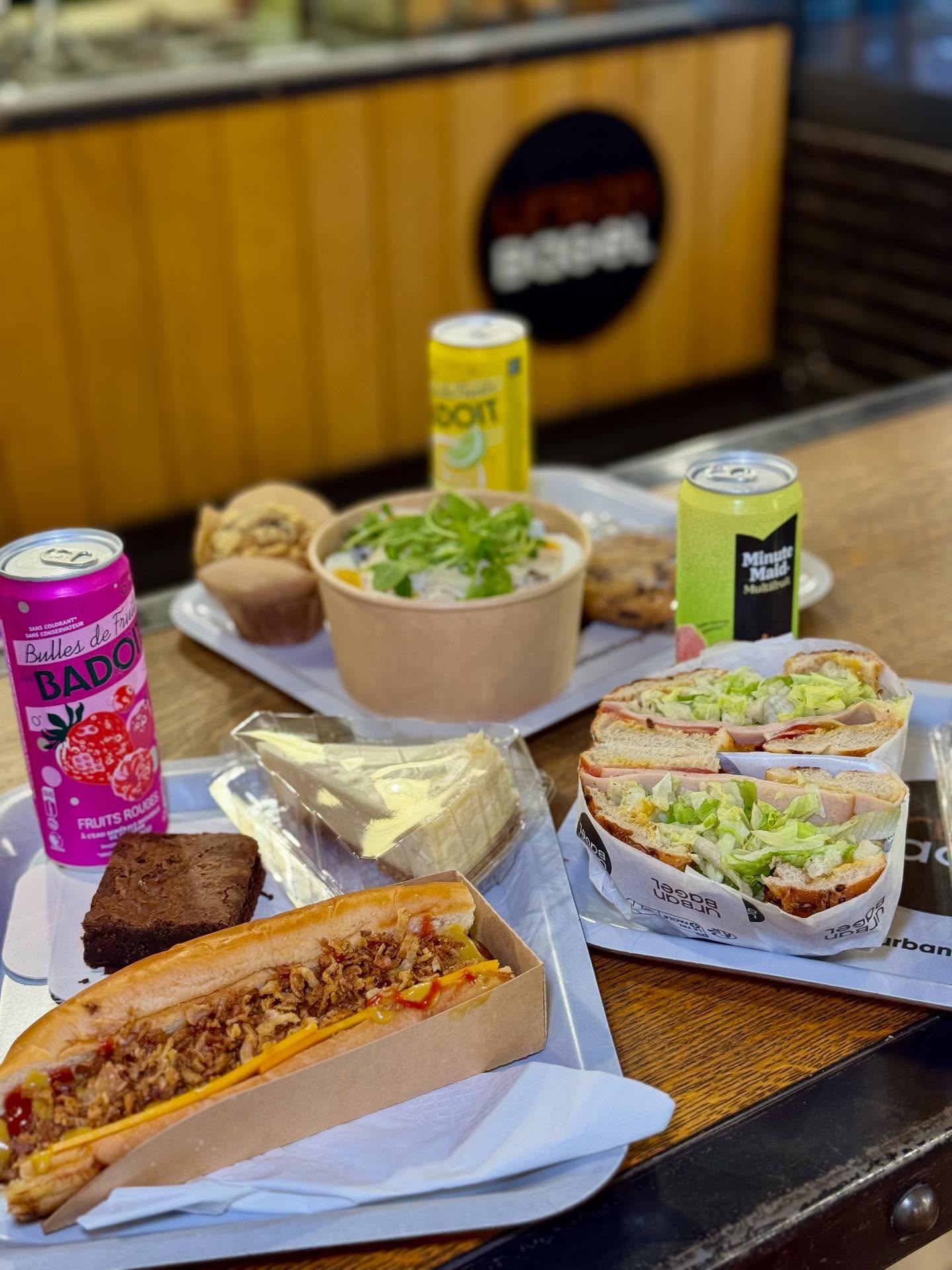 Chez Urban Bagel, tout est préparé sur place avec des produits frais et un pain artisanal 🥯✨
Des bagels, des hot dogs et des plateaux gourmands à savourer dans une ambiance qui te transporte tout droit à New York 🇺🇸
📍 Urban Bagel – 21 Rue Maurice Bokanowski, 92600 Asnières-sur-Seine #UrbanBagel #BagelLovers #AsnieresSurSeine #StreetFood