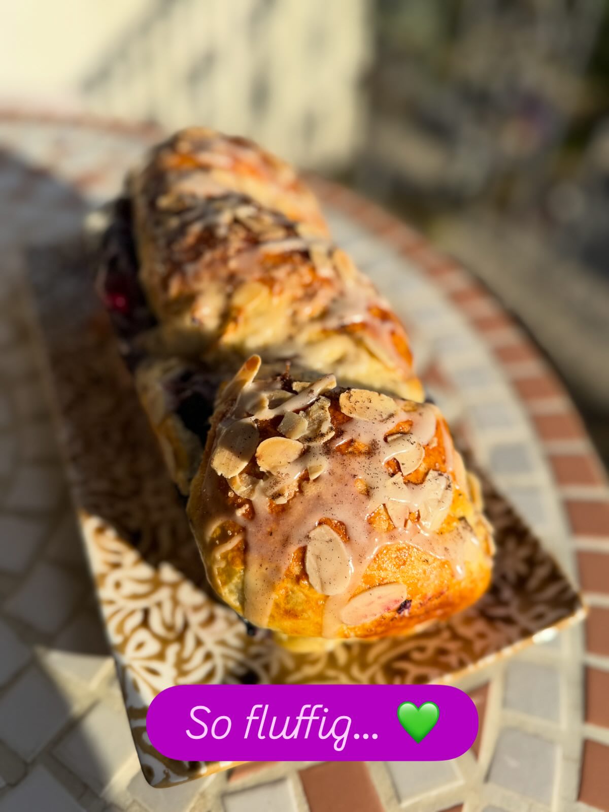 Ein weiches Briochebrot mit einem Klecks frischem Blaubeerpüree, als Topping mit Vanillesauce einfach herrlich #backtastisch #brioche #briochebread #hefeteig #hefegebäck #blaubeeren #heidelbeeren