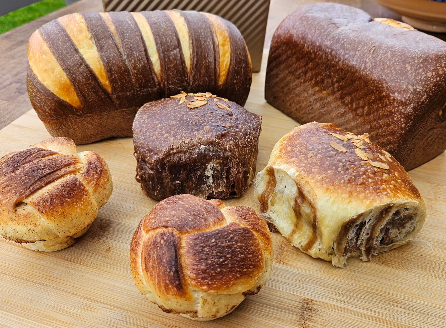 Brioche, brioche, brioche! 🌀
Zebra, bun, brick, muffin, every shape, all sourdough as usual.
And those muffins? A swirl of cinnamon heaven!?
Soft, golden, and baked with love — that’s the Friday vibe. 💛
#BriocheLovers #SourdoughMagic #ArtisanBaking #FreshFromTheOven #BakedByTheVarga #SourdoughBrioche #HomeBakeryVibes #CinnamonDreams #HandcraftedBread