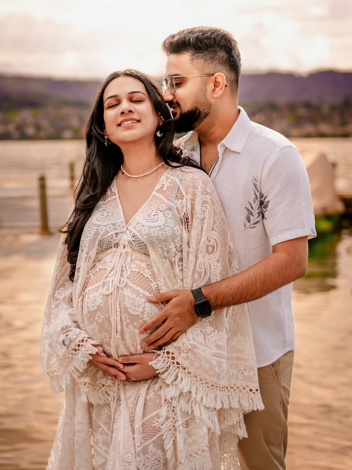 This golden hour! Can you believe we only had about five minutes of sunshine between the clouds? But it was enough to capture so many beautiful photos! ☀️🤍.
.
.
Newborn, Family & Maternity Photographer in Zürich area | Ksenia Photography
.
.
Neugeborenen-, Familien- & Schwangerschaftsfotografin im Raum Zürich | Ksenia Photography
.
.
.
.
. #maternityphotography #motherhood #zurich_switzerland❤️ #newlife #pregnant #pregnancy #schwanger #schwangerschaft #mutter #baby #babybellyshooting #babybauch #momlife #outdoor #momtogs_mamas #momtobe #swissmom #boho #magnolia #babymom #schwangerschaftsshooting #baby2025 #secondtrimester #cute_pregnancy #maternityfashion #maternityshoot #babybauchfotos