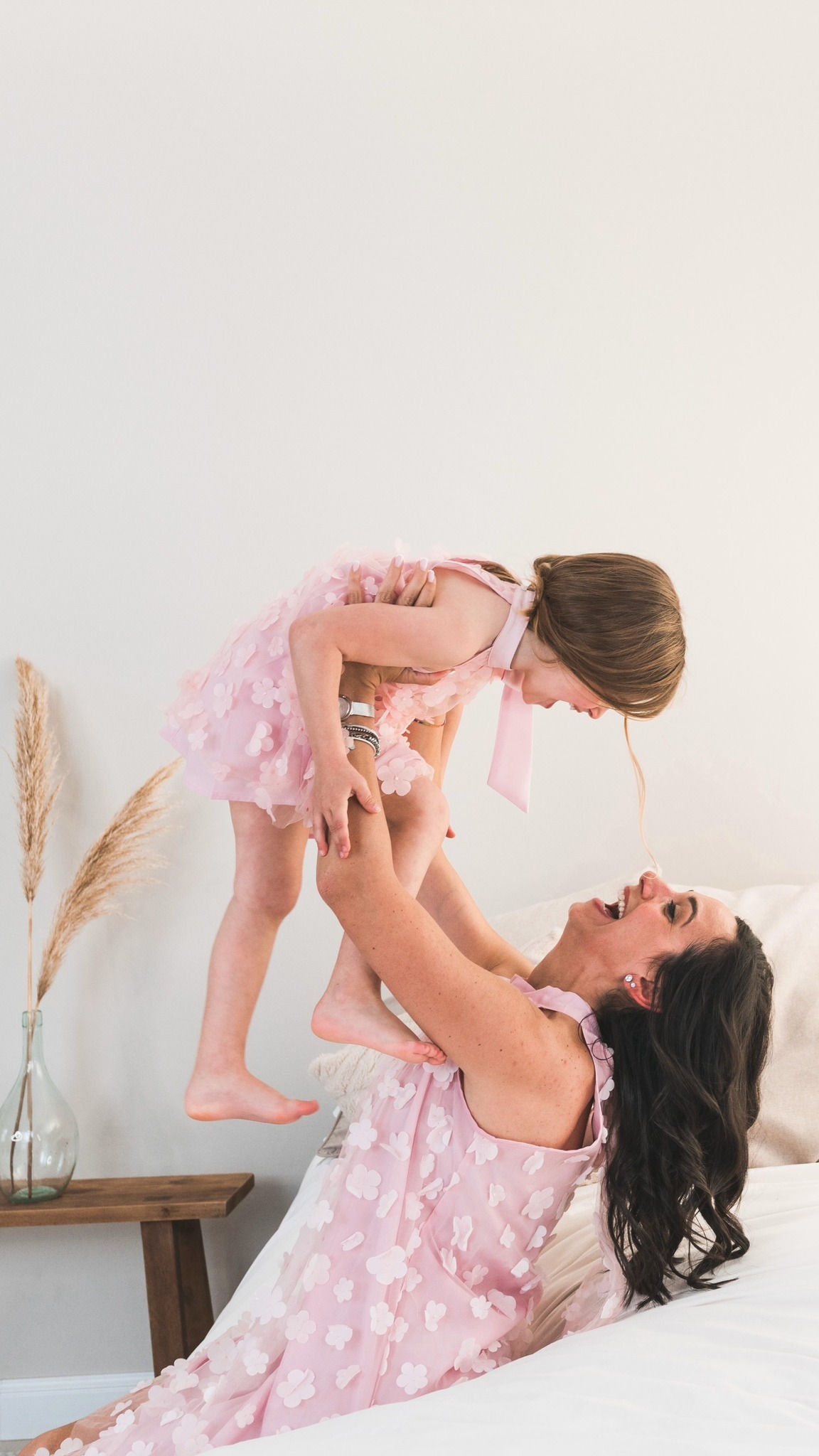 Famiglia, tra risate, abbracci e lenzuola stropicciate.
La bellezza delle cose semplici, che profumano di casa. 🩵
📍 Ci trovi in Via Stazione 4, Castelletto Sopra Ticino
(NO) – sul Lago Maggiore, facilmente raggiungibile da
Novara, Varese e Milano.
#fotodifamiglia #familyphotography #ricordidicasa #studiofotografico #PeregoSilviaFotografa
#CastellettoTicino #ricordifelicidifamiglia