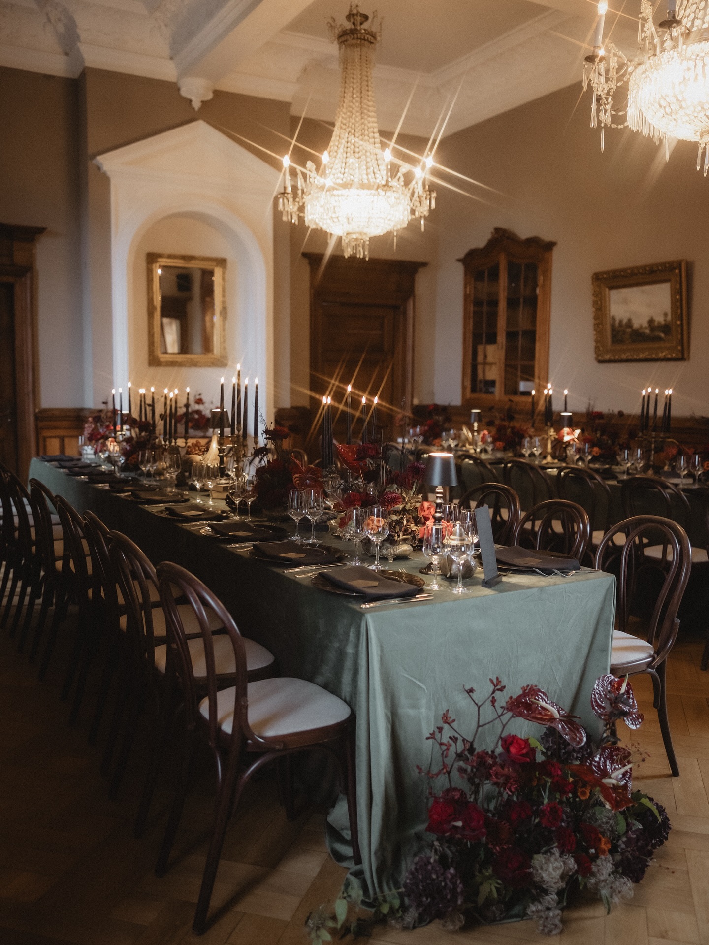 Inspirierte Harry Potter Hochzeit
Zwischen funkelnden Lichtern, goldenen Akzenten und einem Hauch Zauberluft entstand ein Tag, der einfach magisch war.
Als ich Daisy und Benny das erste Mal kennenlernte, habe ich heimlich gebetet, dass sie sich für mich entscheiden würden.
Das Kennenlernen fühlte sich so leicht und vertraut an, als würden wir uns schon ewig kennen. Und als sie dann den Wunsch einer kreativen, eleganten Harry-Potter-Hochzeit äußerten, war ich sofort schockverliebt.
Um diese Vision zum Leben zu erwecken, kam für mich nur @thefeatherette und @bluetenreich_florist in Frage. Wir wollten nicht einfach nur eine Dekoration schaffen, sondern eine Welt, in die man eintaucht, wo jedes Lächeln, jeder Blick und jeder Moment ein bisschen Hogwarts-Magie versprüht
Als ich am Hochzeitstag das fertige Gesamtbild sah, hatte selbst ich Tränen in den Augen! Es war so schön, so magisch, so elegant, kreativ Daisy & Benny like!
Von liebevoll gestalteten Schokofrosch-Karten über die geheimnisvollen Allraunen, die uns als außergewöhnlicher Tischplan dienten, selbstverständlich durfte das Gleis 9 3/4 nicht fehlen, bis hin zu einem majestätischen Phönix, der wie aus der Asche der Liebe selbst geboren schien, jedes Detail erzählte seine eigene kleine Geschichte.
Danke für euer Vertrauen, für euer Herz und dafür, dass ich diesen besonderen Zauber mit euch teilen durfte.
Team:
Foto: @vickybaumann.de
Location: @burgbergerhausen
Planer: @levin.wedding
Streicher: @streichquartettbluevelvet
Deko und Schilder: @thefeatherette
Blumen: @bluetenreich_florist
Stühle und Couch: @yes_please_rentals
Traurednerin: @liebesbluetehansel
DJ: @djrobinh0
Caterer: @kerres_catering
Papeterie: @whoiswedding
Kleid: @jenari_bridals
Tischdecke: @verleihunddekoration_wedding
#harrypotterwedding #bridetobe #verlobt #hochzeit #mottohochzeit #weddinplanner #weddingideas #wedding #weddingday #hochzeitsplanung #harrypotter