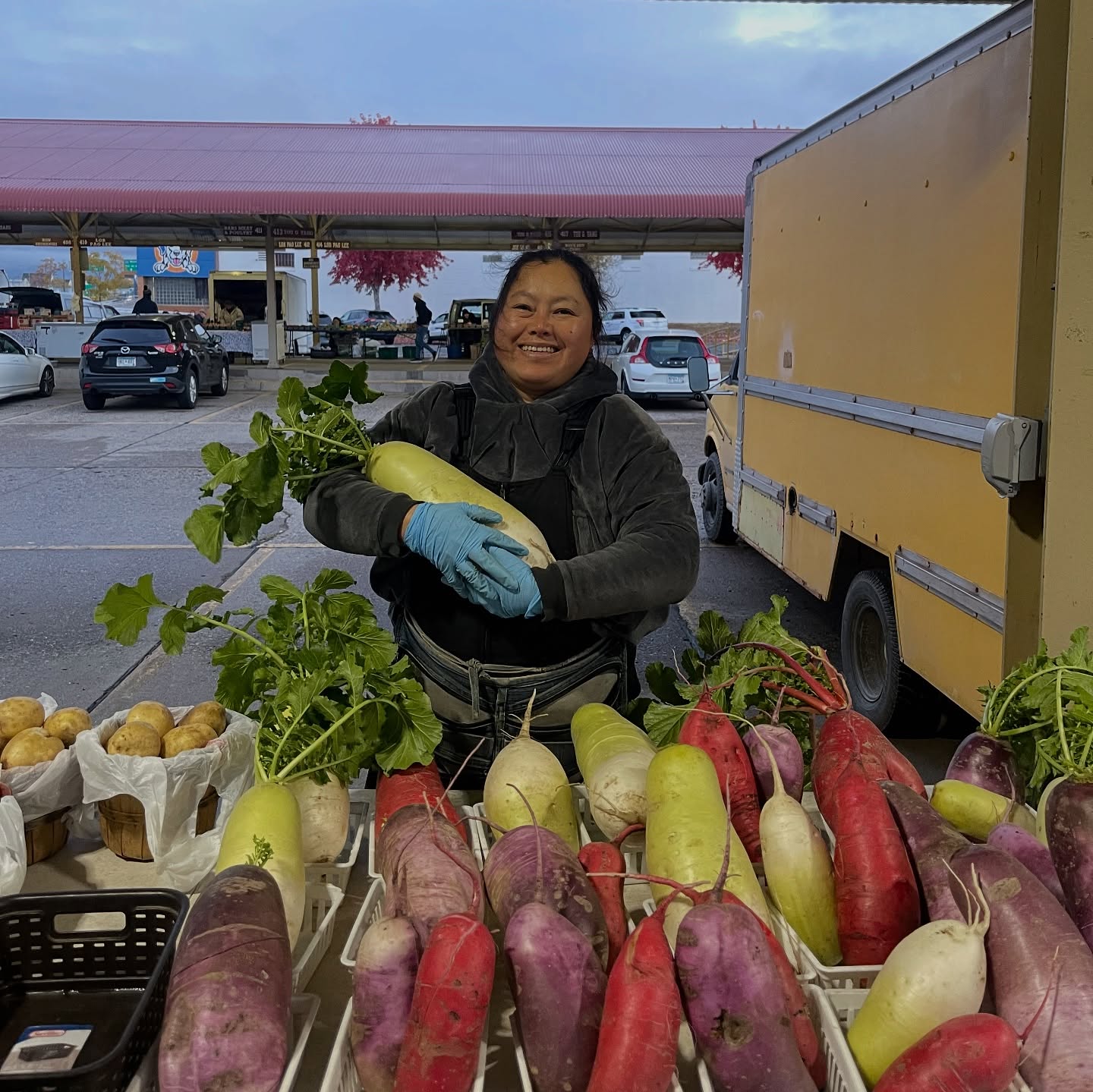 Keep the post-Halloween blues at bay with a morning at the market. Bundle up and be here before one! 🍎