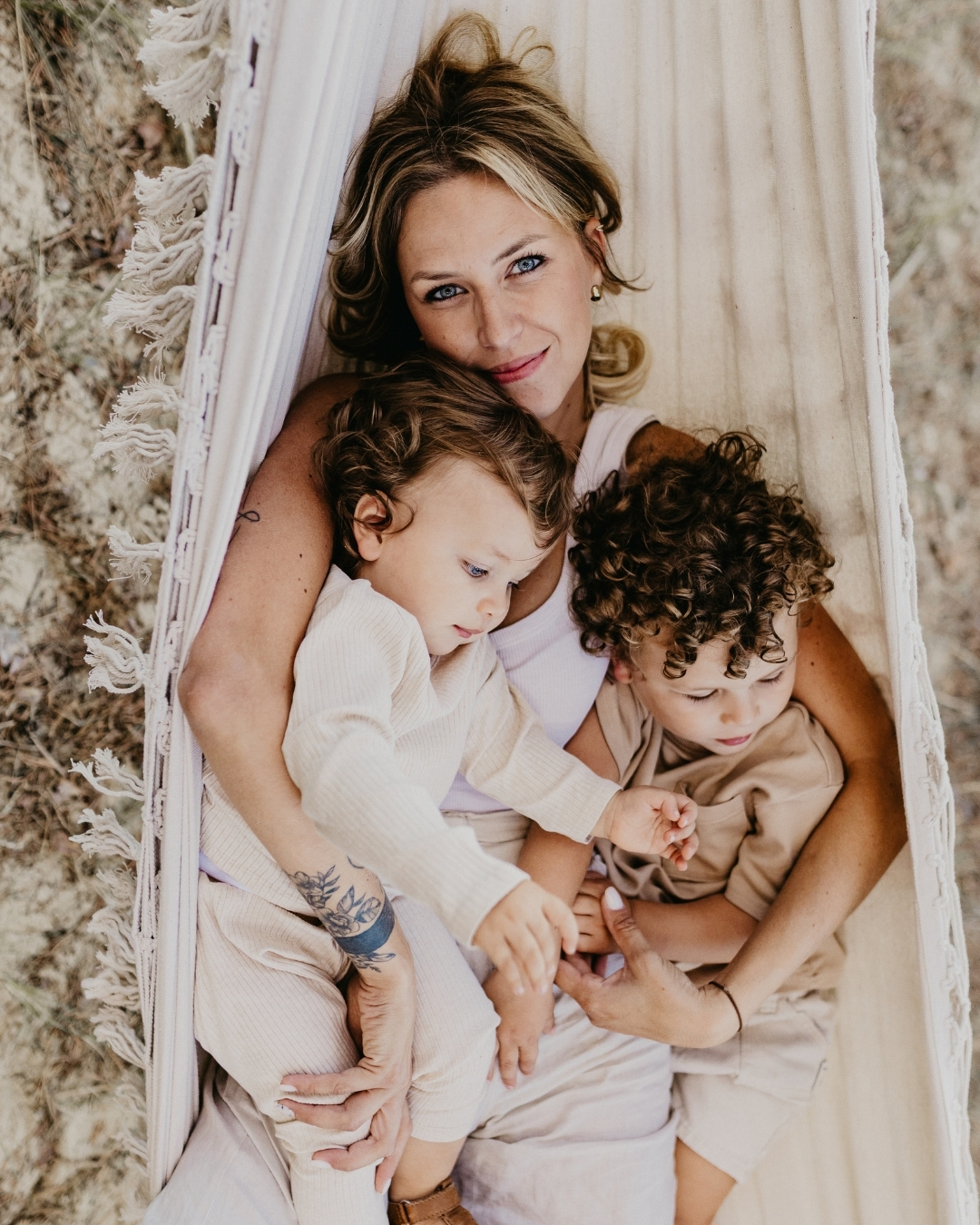 "On le fera plus tard" - Tu ne le feras jamais et.. ils auront grandit..
Je suis Célia, photographe maternité, famille, mariage, pour âmes sensibles et audacieuses.
Séances au LOFT, studio photo à Reims, au cœur des 🍇ou en extérieur.
#photographereims #photographefamillereims #familyphotoshoot #activitereims