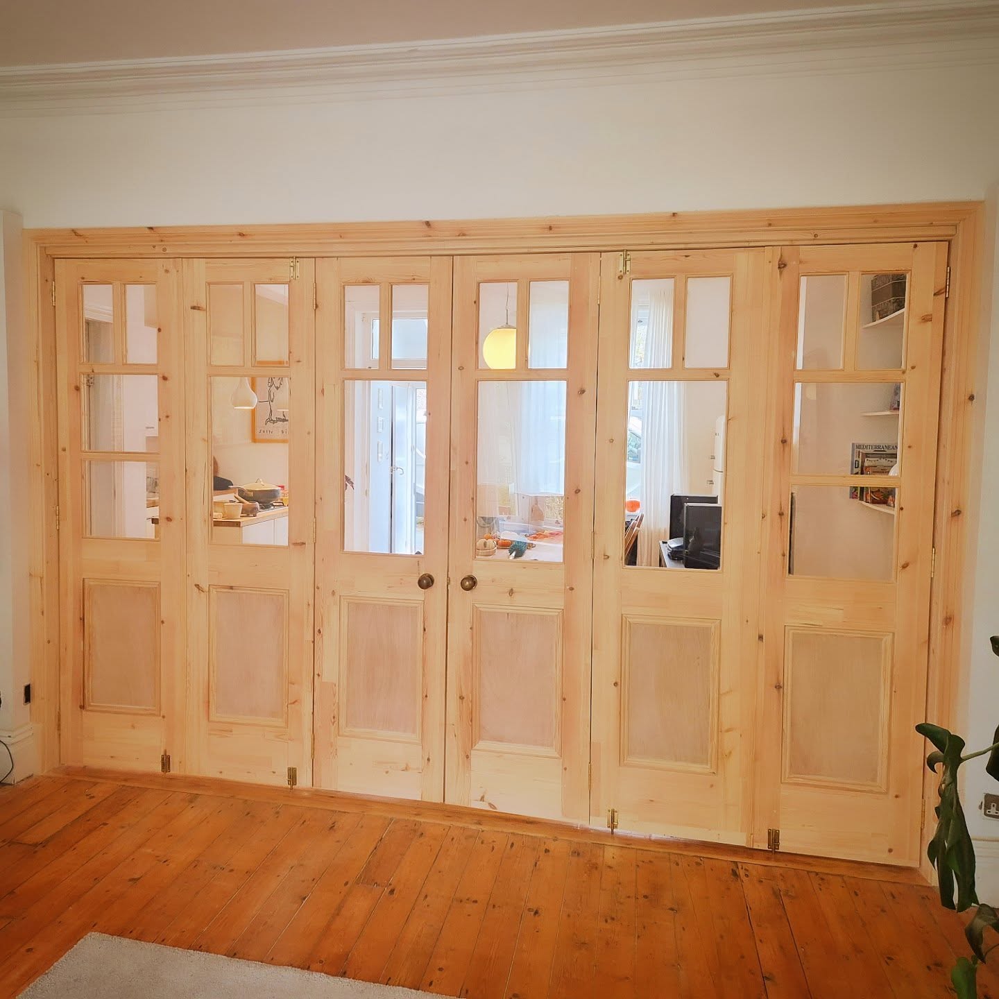 Handmade triple glazed bifolds for a client in Lightcliffe 🏡
Built and hung in the traditional way to suit the character of the house ✨
Ready for the client’s white finish 🎨