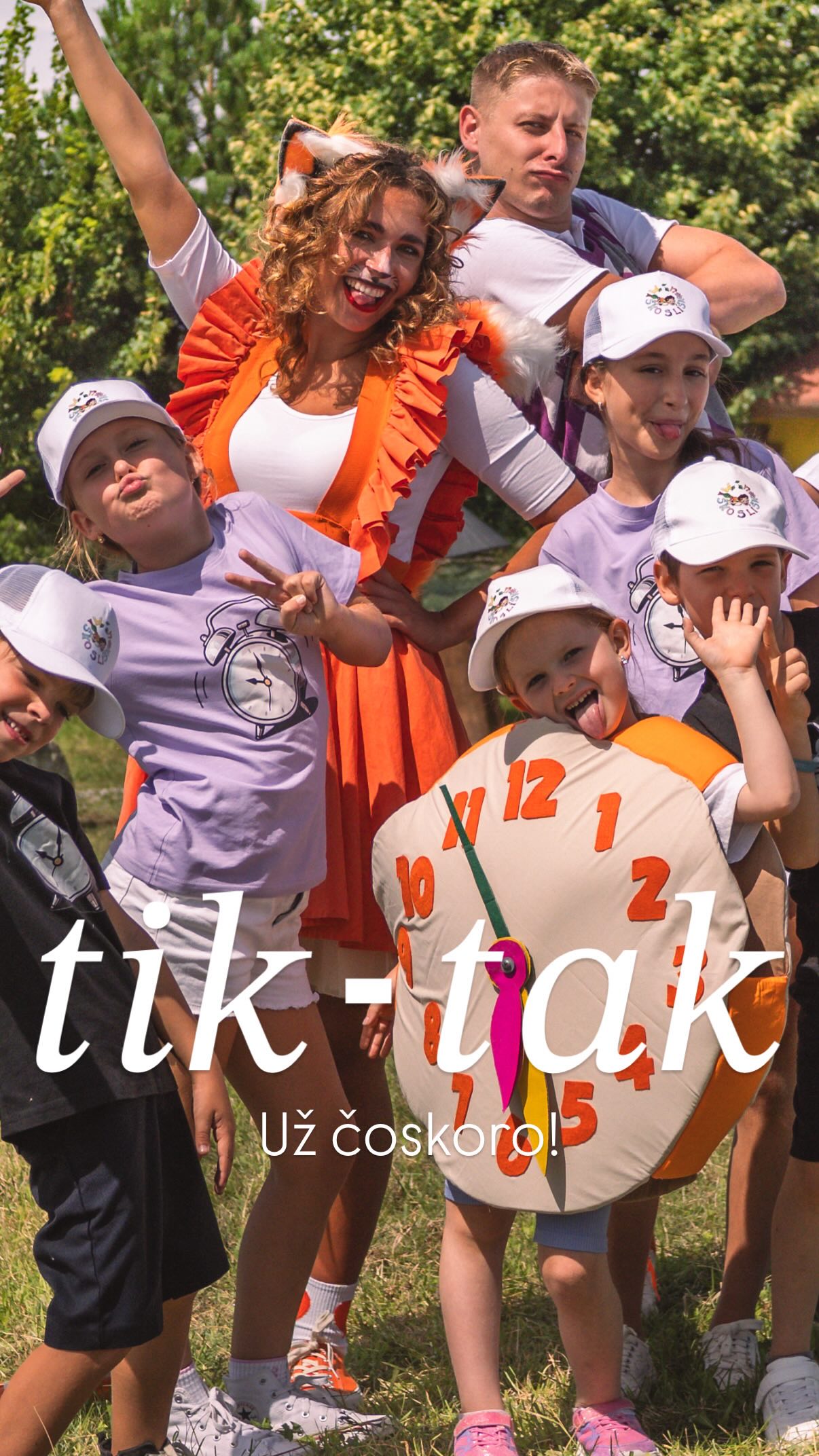 My ešte nemáme Vianoce. 😉 Napriek tomu pripravujeme jeden krásny darček! 😍😍😍
Nový videoklip už čoskoro uzrie svetlo sveta a okrem “letnej” nálady vás poteší aj špeciálnymi hodinami! 😎 A práve o nich bude pieseň Tik tak. ⏰
Tešíte sa? My veľmi! 😍
Vo videoklipe opäť uvidite skvelé deti z @muzikalova.akademia_rds ❤️
🎥📸✂️ @__marsl__
#novinka #coskoro #comingsoon #tiktak #pesnicka #predeti #premiera #staytuned