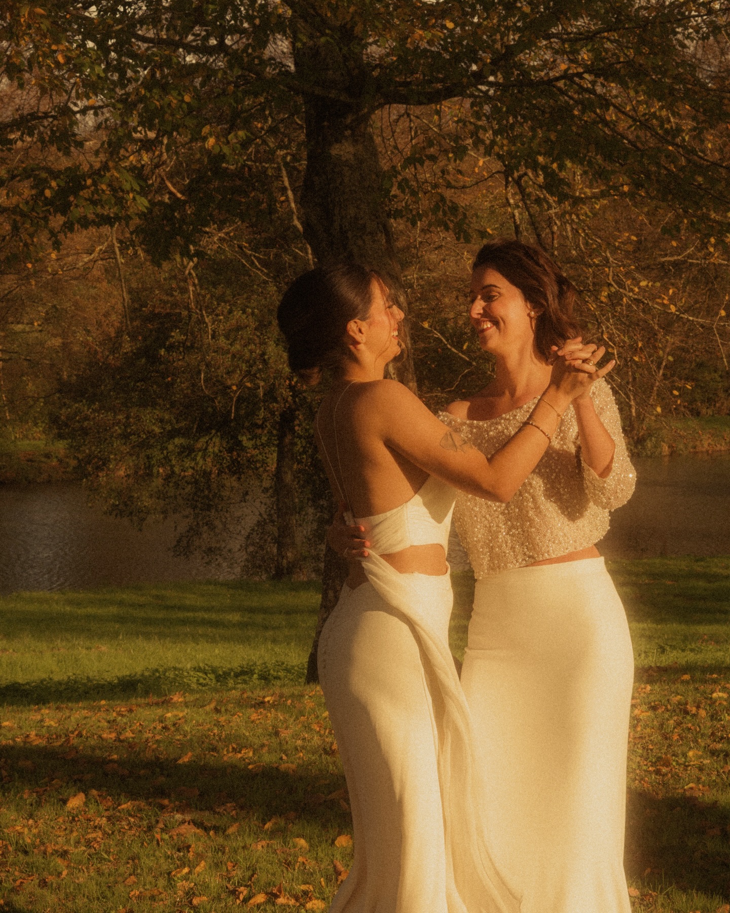 « Sous les arbres dorés de l’automne, deux âmes se trouvent et tournent lentement, comme si le monde retenait son souffle pour les laisser danser dans une lumière de tendresse »
Robe : @ana_des_cabanasses
Haut en perles : @les_broderies_de_perrine
Modèles : @c_rumba @leslie.rbt
Make up artist : @nora.glamm @chloe_muartist
Coiffures : @peigne.et.pinceau @beauty_and_hair_lu
Lieu : @chateaucourlat