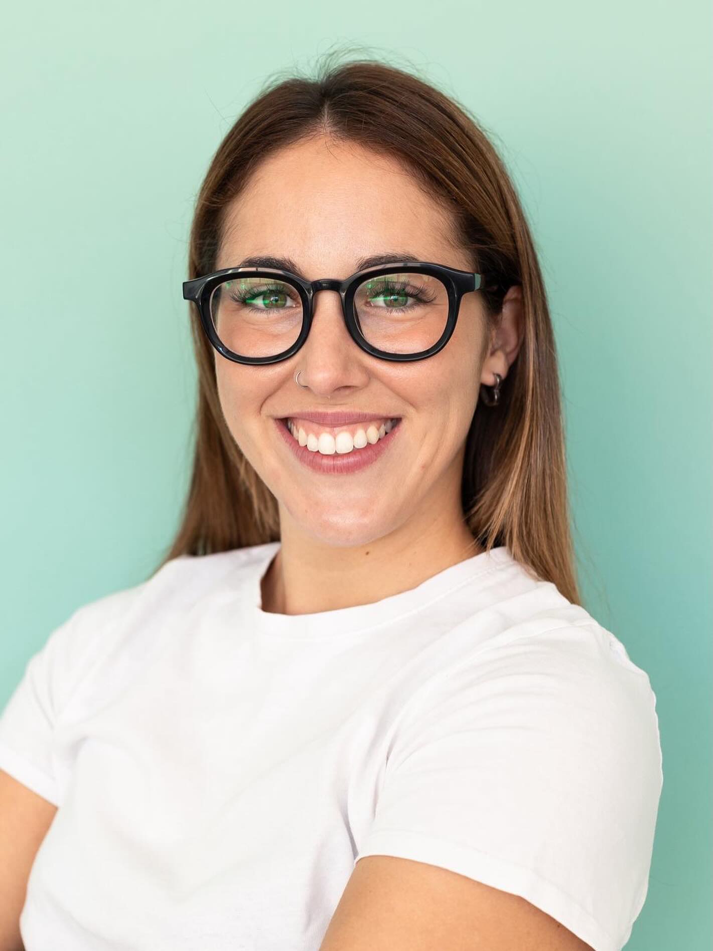 Ci presentiamo…
✨Siria Lusuardi✨
Osteopata specializzata in pediatria.
L’osteopatia è una terapia manuale che pone attenzione all’integrità strutturale e funzionale del corpo, con un approccio causale e non sintomatico: la causa del dolore può trovarsi lontano dalla zona dolorosa. È indicata sia per la risoluzione di problematiche acute che in forma preventiva.
La vera prevenzione avviene in ambito pediatrico lavorando su strutture non ancora formate, offrendo un trattamento delicato e mirato alle esigenze di neonati, bambini e adolescenti, per favorire il loro benessere e lo sviluppo armonioso.