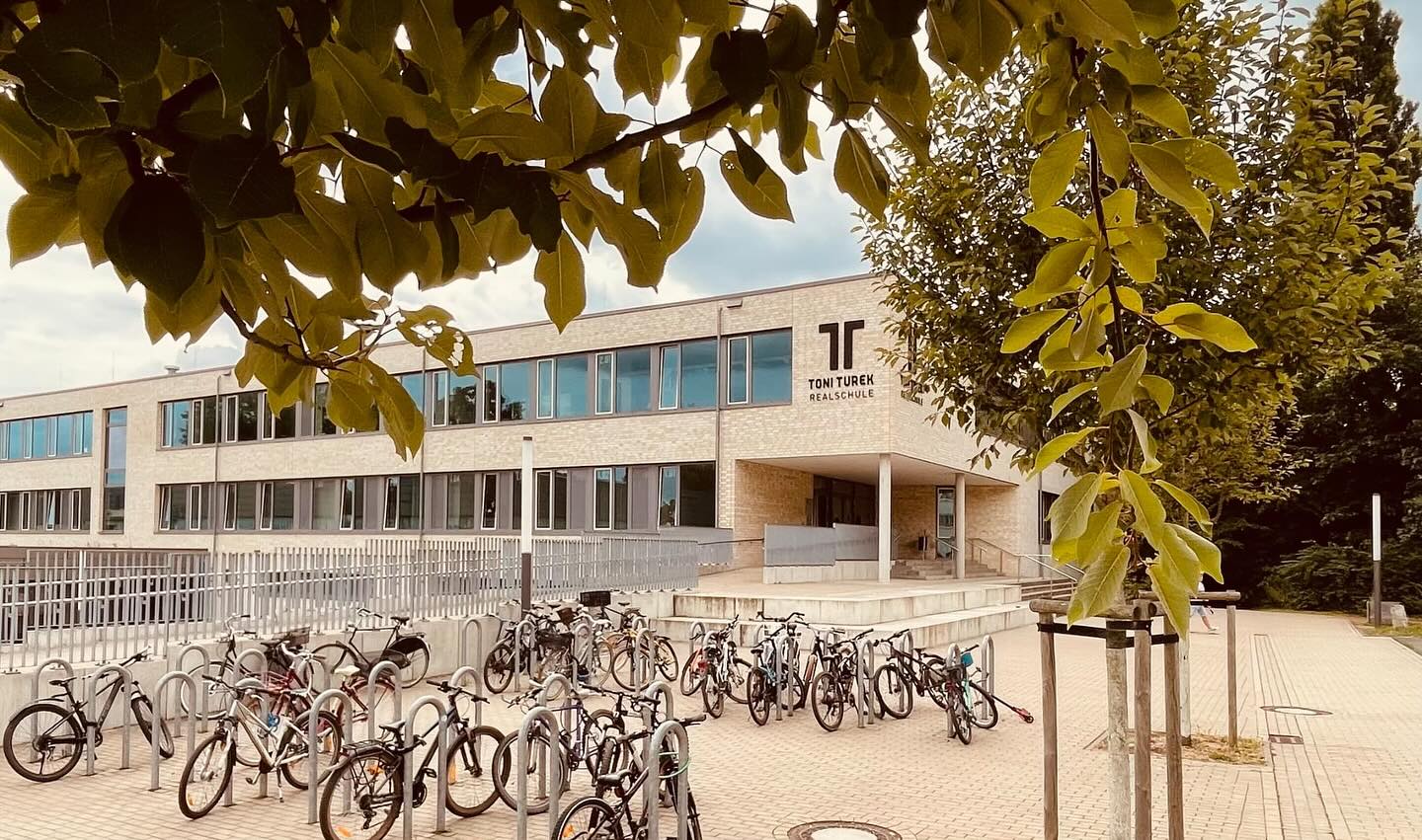 Bald ist wieder unser „Tag der offenen Tür“! Am 8.11 läd die Toni Turek Realschule ein sich das Schulgebäude anzusehen und an verschiedenen Probeunterrichten teilzunehmen.
Ausserdem gibt es Herzhaftes & Süßes 🧁 ☕️ 🥨 Wir freuen uns auf zahlreiche Gäste 😃. #toniturekrealschule #tagderoffenentüre #schulendüsseldorf #schule #düsseldorf #duesseldorf_de