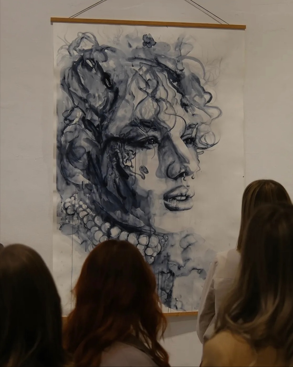 Die Ausstellung darf eine Woche länger bleiben.
Danke an alle, die schon da waren, für eure offenen Gespräche, stillen Blicke und all das, was zwischen den Worten passiert ist.
Wer noch vorbeikommen mag:
Es ist ein Raum, in dem man sehen, fühlen – und manchmal sogar selbst etwas ausdrücken darf.
„FÜHLENDE, DIE DENKEN“
29. Oktober – 9. November · Täglich zwischen 10 - 19 Uhr geöffnet · Galerie Wasser · Köln
Ich freue mich, wenn ihr vorbeischaut. Ich bin oft selbst da.
📷: @loehrfotografie @tinematic.jpg