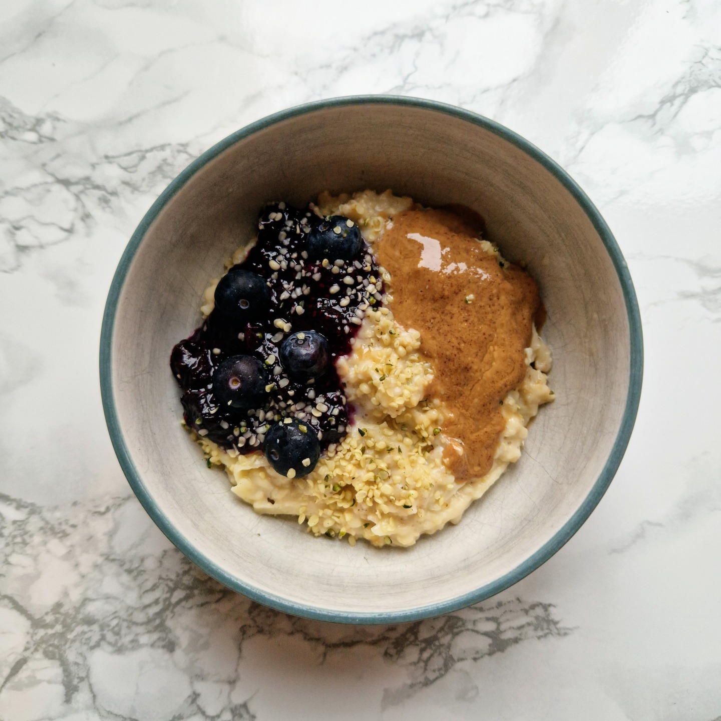 It’s porridge season 🪶🥣 and several clients have asked me this week for porridge tips and recipes, so I thought I’d share some here:
I always start with jumbo organic oats 🌾
such as @flahavansuk. Choosing organic oats means they’re grown without synthetic herbicides or pesticides such as glyphosate, traces of which can sometimes be found in non-organic oats. Jumbo oats also take a little longer to digest, keeping you fuller for longer 🙌
Soak them overnight in a little water or milk to make them easier to digest. This also helps your body absorb minerals more efficiently and makes breakfast prep quick the next morning ⏰
Add protein 💪 Use milk or soya milk 🥛 and top with nuts, nut butter or seeds.
Add fruit 🍎🍑🍓 for fibre, antioxidants and a touch of natural sweetness.
My go-to recipe:
30 g jumbo oats cooked with soya milk, cinnamon and one grated apple 🍎then topped with 1 teaspoon almond butter, 1 tablespoon hemp seeds and a spoon of my blueberry 🫐 chia jam (the recipe is on my grid).
This mix gives me around 17 g of protein and 8 g of fibre. Cinnamon may help balance blood sugar, and blueberries are rich in anthocyanins, natural plant compounds that support memory and focus for several hours after eating 🧠
Do you have a favourite porridge topping?
#porridgelover #porridgetips @carolinefarrellnutrition