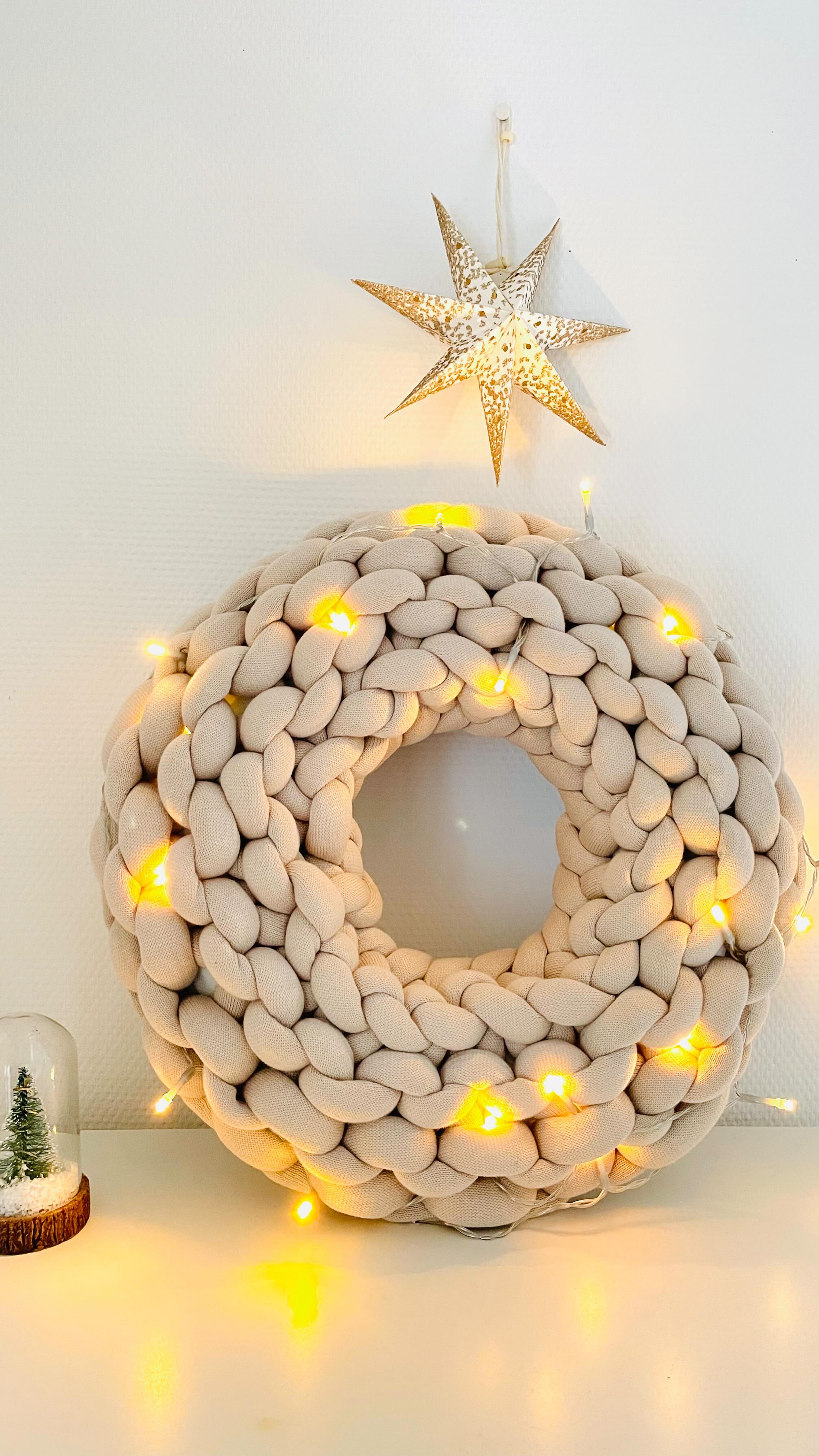 Lust deinen eigenen Advents-& Dekokranz selber zu stricken…. und das mit den Fingern und ganz ohne Nadel. 🤩
Den zeitlosen Dekokranz kannst du nicht nur zu Weihnachten verwenden sondern ganzjährig dekorieren je nach Saison und wie er dir gefällt ☺️. Die Anleitung findest du unter https://www.maschenherz-handmade.de/category/weihnachtsdekoration
#häkeln #häkelnmachtglücklich #maschenherz #moderncrochet #häkelliebe #grobstrick #adventskranzselbstgemacht #dekokranz #fingerstricken #chunkyyarn