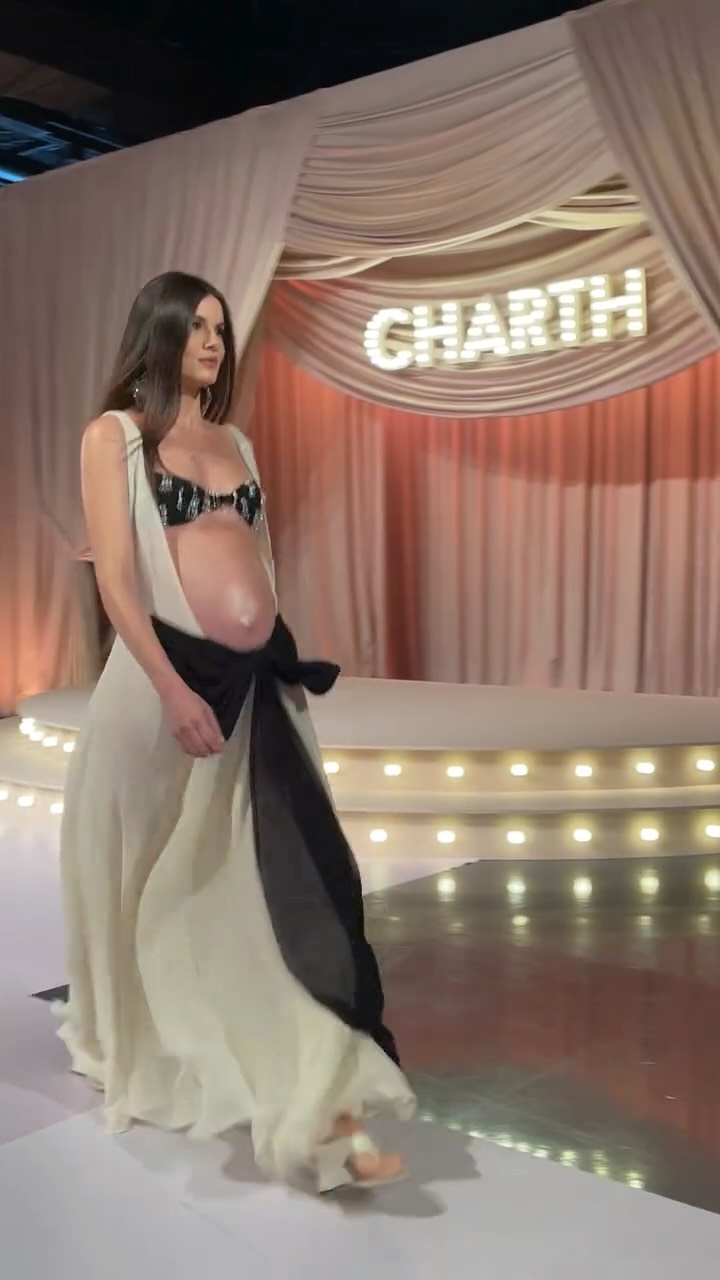 Entre camarins iluminados, claquetes e o clima dos bastidores de Hollywood, a Charth apresentou sua coleção ‘Action’ em um desfile que parecia cena de filme.
Foi impossível não se emocionar ao ver Camila Queiroz cruzando a passarela grávida, um gesto tão simbólico quanto a própria narrativa da coleção, sobre mulheres que dirigem a própria história.
Entre alfaiatarias precisas, couros, plumas e gazares de seda, a marca transformou o “ação!” em um tributo à força e à vulnerabilidade feminina.
Nosso olhar de dentro desse espetáculo cinematográfico está na matéria completa, no link da bio.
#Charth #Action #Inverno26 #DesfileCharth #CamilaQueiroz #ModaBrasileira #FashionShow #ModaFeminina #PedroSales #LuizaBarcelos #NastaciaSchacht