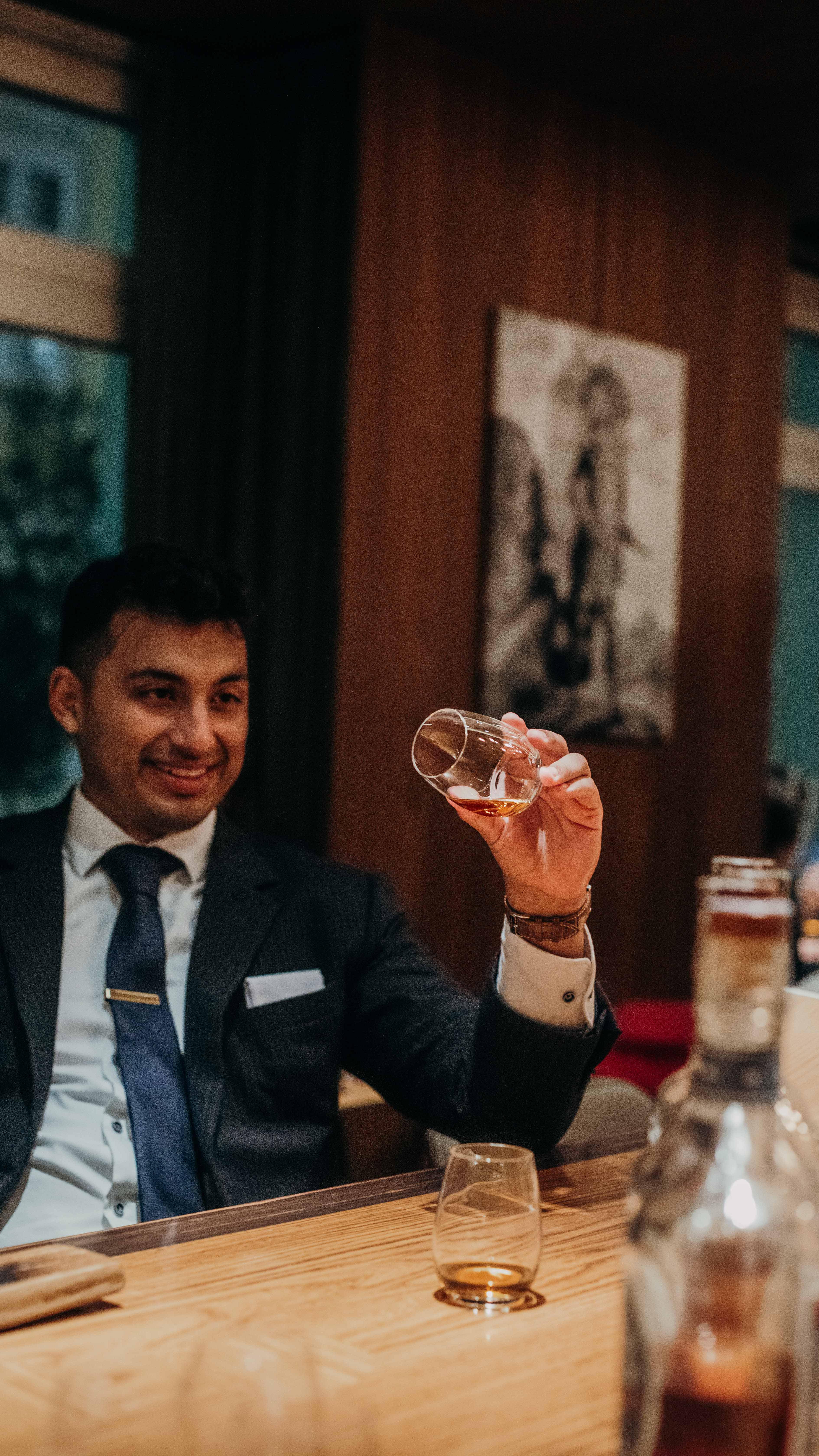 Weekend, Drinks & flauschige Gesellschaft 🐾🍸
Leopold Hund kuschelt, wir mixen – neue Cocktailkarte kommt bald! 😍
Dein Freitagabend hat gerade ein Upgrade bekommen. ✨
#lvdwigbar #cocktailbar #cocktailbarvienna #barsvienna #viennadrinks #viennabars