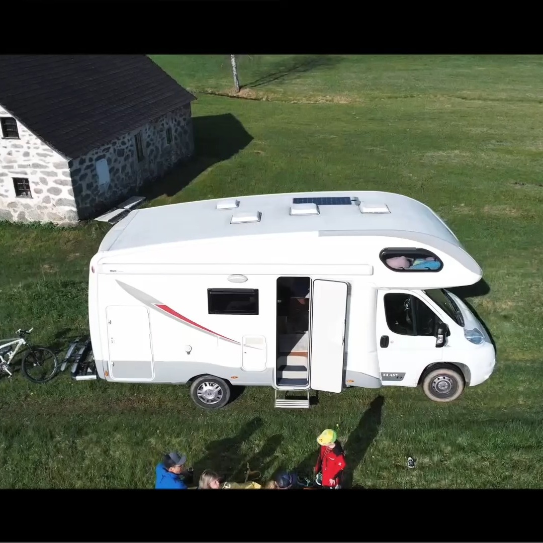 𝐈𝐜𝐡 𝐛𝐢𝐧 𝐅𝐑𝐄𝐄𝐃𝐀 – 𝐣𝐚, 𝐠𝐞𝐧𝐚𝐮, 𝐝𝐚𝐬 𝐖𝐨𝐡𝐧𝐦𝐨𝐛𝐢𝐥 𝐦𝐢𝐭 𝐝𝐞𝐦 𝐠𝐫𝐨ß𝐞𝐧 „𝐅“ 𝐟ü𝐫 𝐅𝐫𝐞𝐢𝐡𝐞𝐢𝐭. ☀️ 𝐈𝐜𝐡 𝐛𝐢𝐧 𝐰𝐢𝐞𝐝𝐞𝐫 𝐚𝐦 𝐌𝐚𝐫𝐤𝐭 – 𝐛𝐞𝐫𝐞𝐢𝐭 𝐟ü𝐫 𝐧𝐞𝐮𝐞 𝐀𝐛𝐞𝐧𝐭𝐞𝐮𝐞𝐫 𝐦𝐢𝐭 𝐞𝐢𝐧𝐞𝐫 𝐧𝐞𝐮𝐞𝐧 𝐅𝐚𝐦𝐢𝐥𝐢𝐞. ☀️❤️
Ich bin jetzt seit 5 Jahren Teil der Familie Fleischanderl – wir haben gemeinsam Abenteuer erlebt, Meere gesehen, Berge erklommen und unzählige Sonnenaufgänge und -untergänge genossen. 🌄
Ich war immer verlässlich, gepflegt und bereit für jedes neue Ziel. Meine Familie hat mich liebevoll weiterentwickelt – mit Solarstrom, neuen Batterien, einem himmlischen Dachventilator und sogar frischen Reifen. 💪
Ich kann tage- und nächtelang autark stehen, ganz ohne Campingplatz – am liebsten dort, wo’s richtig schön ist. 🌿 Aber natürlich gefällt’s mir auch mal unter Kollegen am Campingplatz – klar. 😉
Jetzt ist es soweit – meine Familie zieht um auf ein größeres Modell, das gleichzeitig mobiles Büro und mobile Schmiede wird. 🚐🔥
Und ich? Ich suche somit eine neue Familie, die genauso Lust hat, an schönen Erinnerungen zu basteln wie die vorige. ❤️
Ich bin 12 Jahre jung, hab 86.500 km Lebenserfahrung, bin top in Schuss, sauber, technisch fit und hab alles, was das Herz von Reiselustigen höherschlagen lässt.
Die Eltern schlafen im gemütlichen Alkoven mit Ausblick aufs Meer oder die Sterne 🌌, die beiden älteren Kids im Stockbett hinten – und für den Kleinsten lässt sich der Tisch in einer Minute zum Bett umbauen.
Wenn du mich siehst und denkst: „Genau dich hab ich gesucht“ – dann meld dich! Ich freu mich auf neue Geschichten, neue Straßen und neue Lieblingsplätze. 🌍
Mein Stellplatz könnte sogar übernommen werden – ob nur für diesen Winter oder generell.
Wegen dem Preis --> ein Gedanke dazu im ersten Kommentar.
Also – wenn sich in deinen Gedanken schon ein Bild geformt hat und du uns gemeinsam am Strand, in den Bergen oder am See stehen oder sitzen siehst 🌅 – dann freu ich mich auf’s Kennenlernen!
Deine FREEDA 🚐💫
Alle Infos unter: https://www.willhaben.at/iad/gebrauchtwagen/d/wohnwagen-wohnmobile/p-l-a-b651c-928478708/