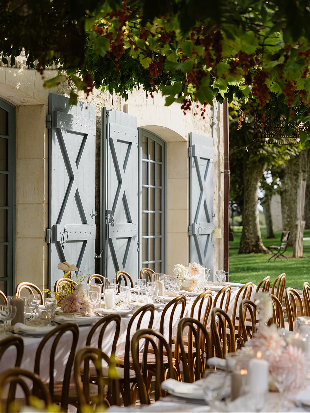 A decoration imagined and created in the image of our newlyweds : gentle, warm and radiant 🤍
Planner @sun_day_wedding
Venue @domainerodier
Photographer @linabernard_photographe
Florist @lesrenouees.floral
Live music @maggie_bdx
Caterer @horace_events
Soulmates @anneliesvekemans @janvrancken
#frenchwedding #weddinginfrance #destinationweddings #destinationweddingplanner #weddingdesigner