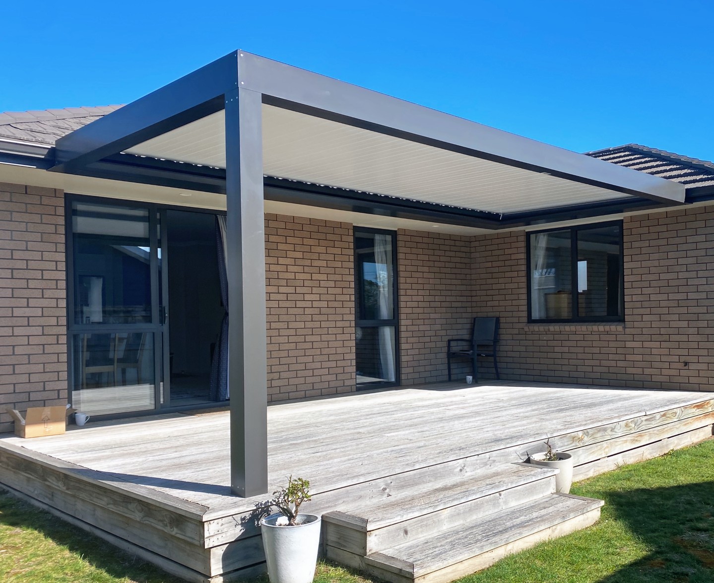 ✨ Elevate your outdoor space with a Johnson & Couzins Sky Louvre! A tidy thoughtful design with only one free-standing post means more unobstructed views for you to enjoy! 🌟 Want to see more? Check out our website for details: https://wix.to/sIAbzmb #SkyLouvre #HomeImprovement #OutdoorLiving