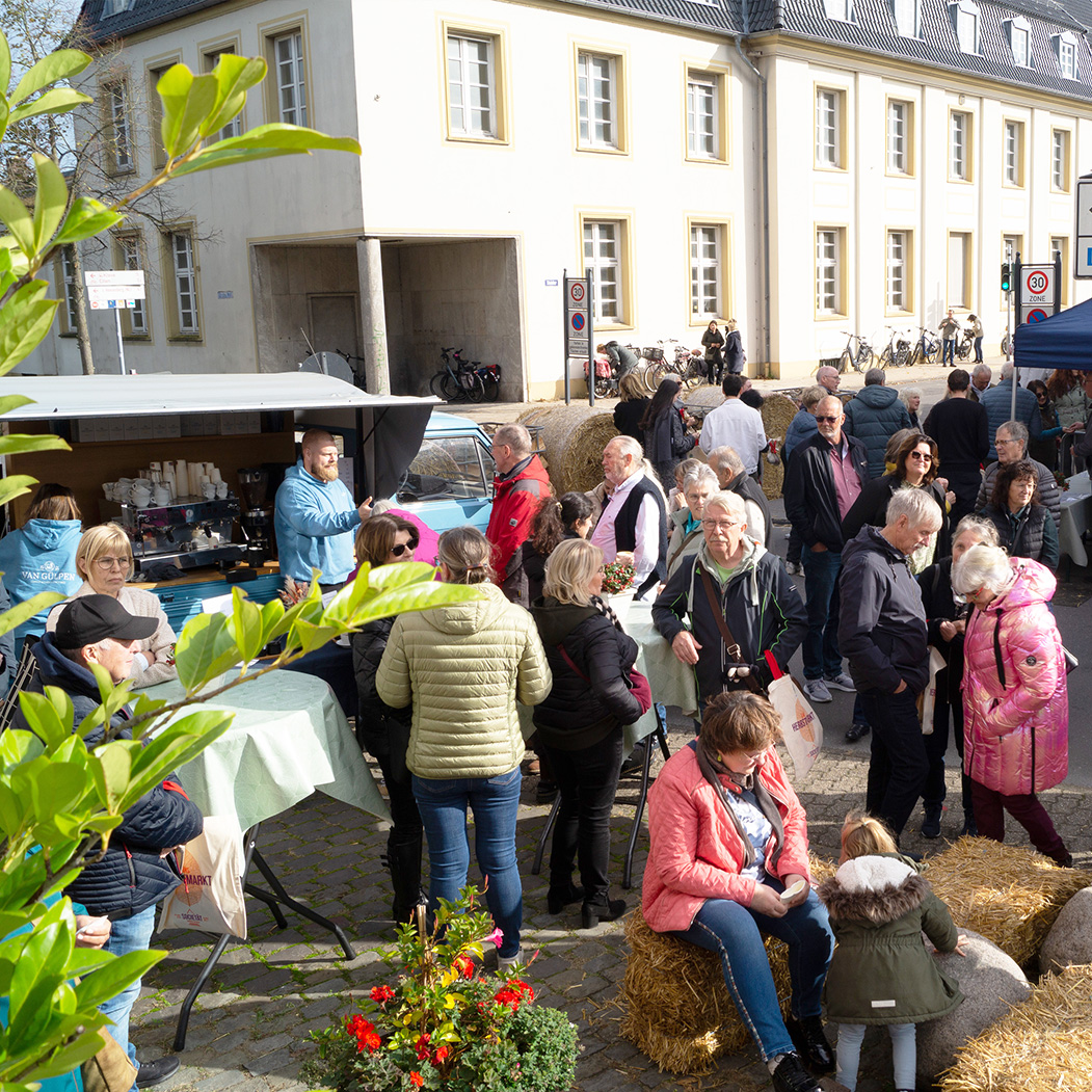 Ein rundum gelungener Tag: Bei wieder einmal perfektem Herbstwetter und bester Stimmung fand unser jährlicher Herbstmarkt des Lions Club Emmerich-Rees statt.
Zahlreiche Besucherinnen und Besucher genossen das vielfältige Angebot unserer Kunsthandwerkerinnen, Kunsthandwerker und regionalen Anbieter, probierten köstliche Spezialitäten und ließen sich von der entspannten, harmonischen Atmosphäre verzaubern.
Ein herzliches Dankeschön an alle Aussteller, Besucher und Helfer – ihr habt diesen Tag zu etwas Besonderem gemacht!
Ein besonderes Dankeschön an Vedat Erzi, Franz Feyen und dem gesamten Team der Societät. Ohne Euch wäre die Veranstaltung nicht möglich. #LionsClubEmmerichRees #kunsthandwerk
