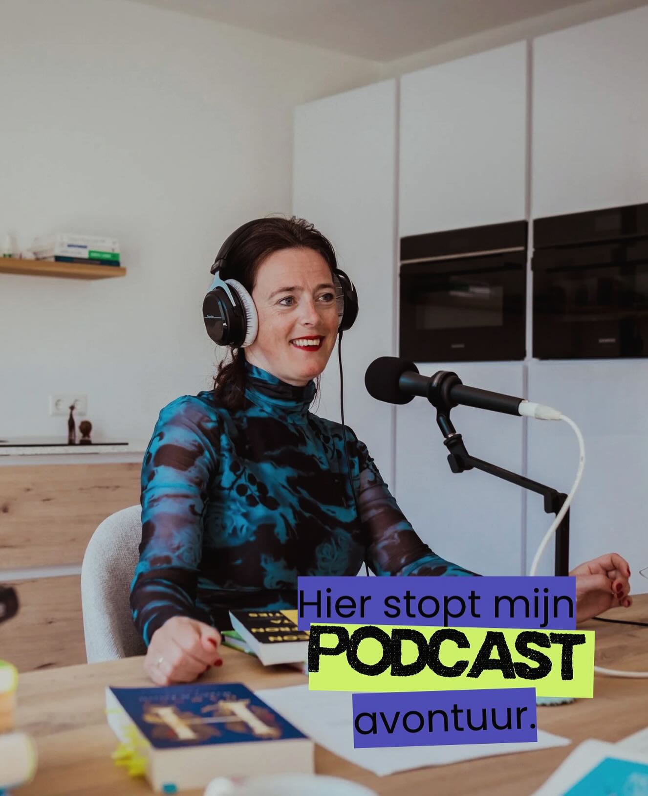 💥 Breaking news!
Na een jaar met heel veel plezier aan onze helemaal eigen echte podcast ‘Alles is lezen’ te hebben gewerkt, heb ik besloten te stoppen. Samen met de geweldig gezellige Esther en de altijd deskundige en mega snelle Marc hebben we 12, al zeg ik het zelf, goede afleveringen opgenomen vanuit een overtuigd gevoel van liefde voor lezen.
Nog steeds op zoek naar een goede balans tussen inspanning en ontspanning kwam ik er de laatste weken achter dat ik tóch weer iets te veel verplichtingen op mijn bordje heb liggen. Something’s gotta give en voor nu is dat dit podcast avontuur.
Gelukkig gaat Esther wel door. Met haar bizar grote mentale database aan kennis, prachtig gevulde boekenkast, heerlijk open lach én de kundige en altijd gezellige Marc aan haar zijde kan dat alleen maar een must listen podcast blijven. Ik kijk nu al uit naar de eerste aflevering van 2026!