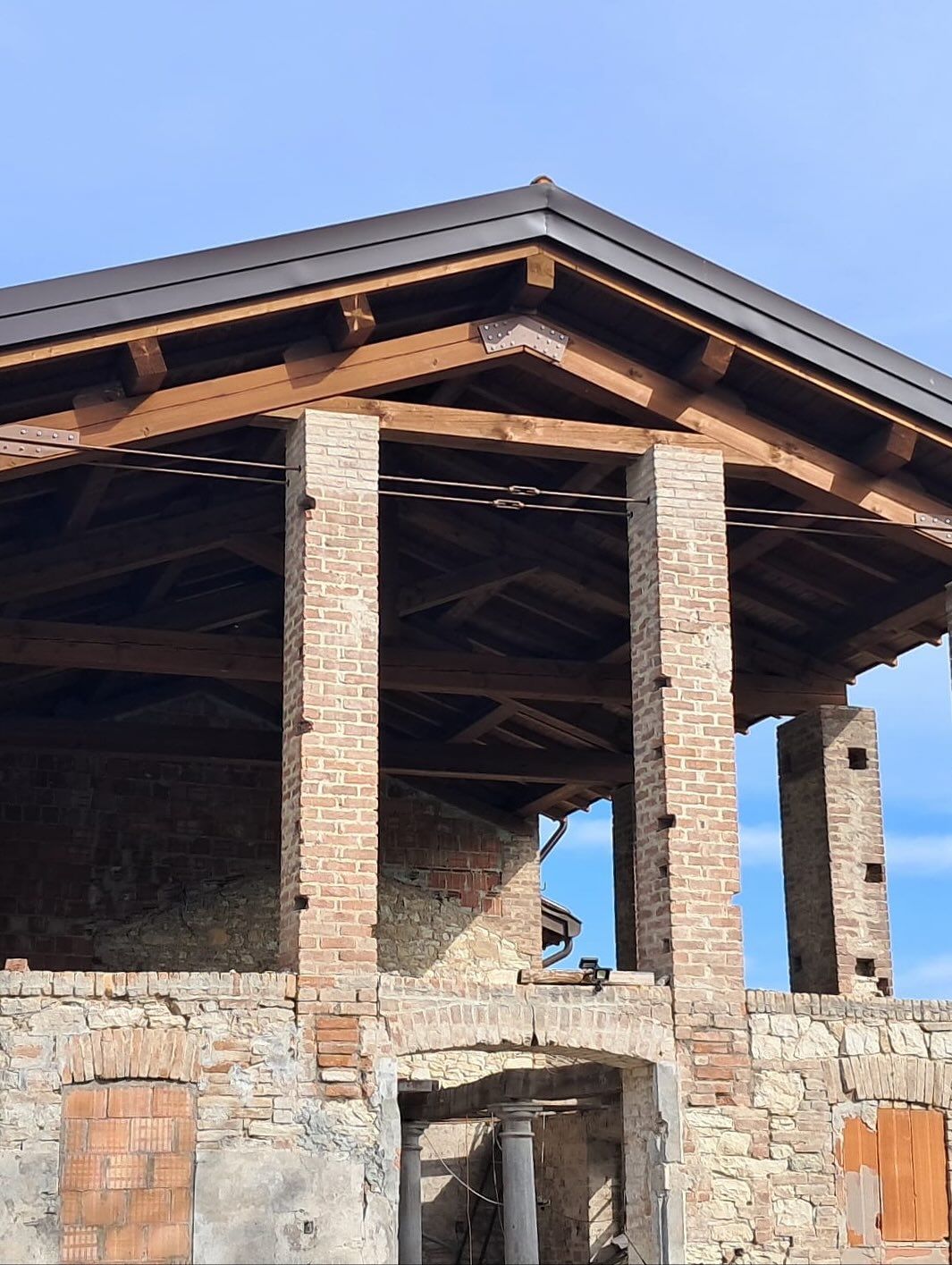 <Ristrutturazione>
•
Abbiamo rifatto il tetto di questo rustico in provincia di Parma: la nuova struttura portante è in legno di abete massello, sorretta da capriate.