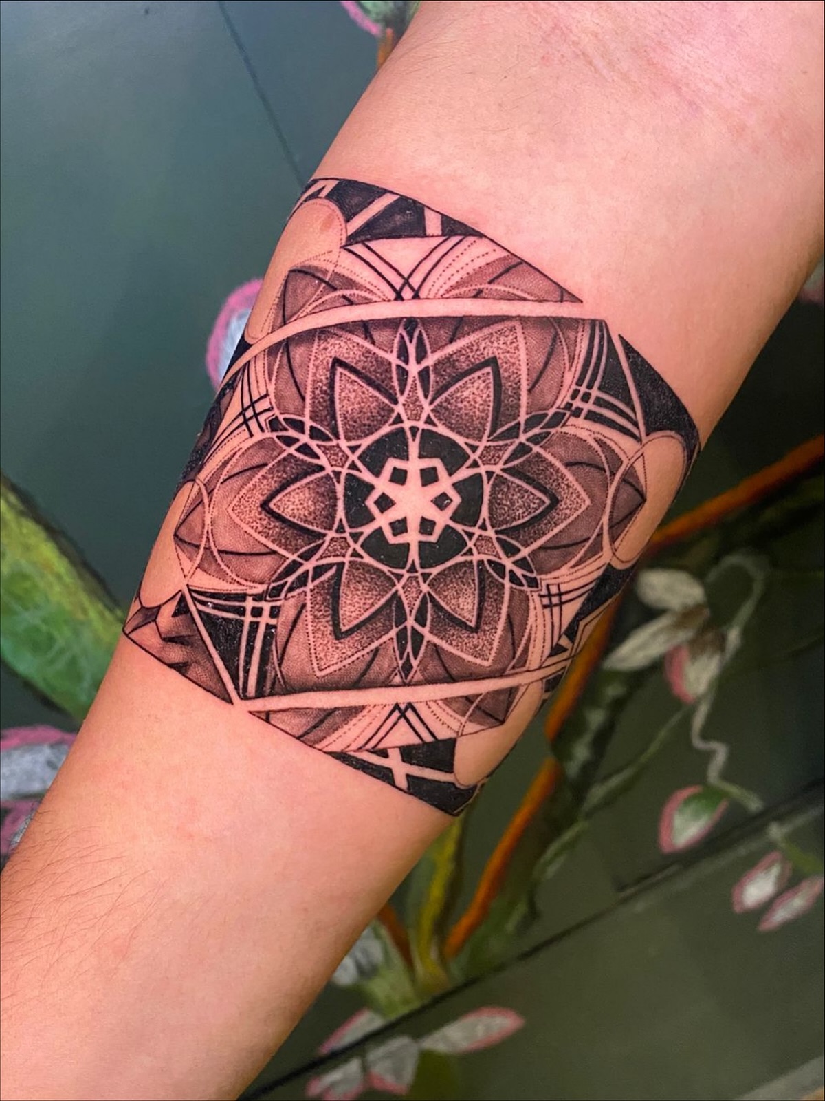 #mandala #armband by @jamesy_boy_007
•
armband tattoo, mandala style tattoo, dotwork tattoo #thetattooshopnewdelhi forearm tattoo