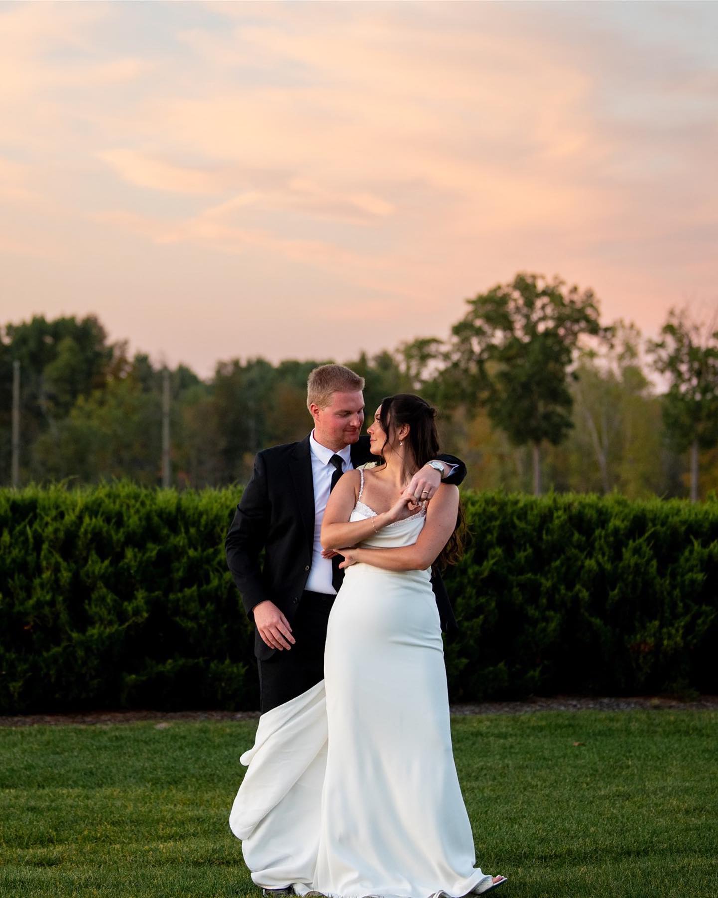 KAYLA & KYLE 💕🤍💕
Sneak peeks from the best day with the best couple 🥹 I loved every moment of K +K’s big day — but especially this sunset!
Venue : @saratoganationalevents @mazzonehospitality
Videographer: Kayla Juracka (@milestonemediafilms )
Florist : @floralsbykitty
Dessert: @mazzonehospitality
Dress : @lilysaratoga
Hair : Remedy Salon
Makeup : @true.beauty.co
DJ / Band : DJ Mike Peart @motiondjs