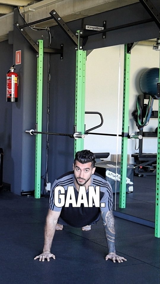 Het Belang van Social Workout: Samen Sterker! 💪
Een sociale workout is meer dan alleen een training – het is een kans om je fitnessdoelen te bereiken in een motiverende en ondersteunende omgeving. Of je nu met vrienden, familie of een fitnessgroep traint, samen bewegen biedt talloze voordelen voor zowel je fysieke als mentale gezondheid.
✅ Verhoogt motivatie door de steun van anderen 💯
✅ Versterkt sociale connecties en vergroot je gemeenschap 🤗
✅ Helpt je doelen sneller te bereiken door gezamenlijk te trainen 🚀
✅ Vermindert stress en bevordert een positieve mindset 😌
✅ Verhoogt je plezier in trainen en maakt het minder een ‘moetje’ 🎉
🔹 Tip: Zoek een trainingsmaatje of doe mee aan groepslessen om de voordelen van sociale interactie en gezamenlijke motivatie te ervaren!
Woon je in Amsterdam Noord en wil je samen met anderen werken aan je gezondheid, kracht en vitaliteit? 📍💪 Kom langs bij Original Physic!
📍 Original Physic - Gedempt Hamerkanaal 10, 1021 KM Amsterdam
🔗 Meer info & training boeken → www.kebkokabakibi.com & www.originalphysic.nl
💬 Train jij liever alleen of in een groep? Deel je ervaringen in de reacties! ⬇️
#SocialWorkout #PersonalTrainerAmsterdam #AmsterdamNoord #SamenSterker #Groepsfitness #GezondBewegen #Motivatie #FunctioneleFitness #GezondeLevensstijl #FitMetKEBKO #OriginalPhysic #TrainMetVrienden #DuurzameGezondheid #TrainVoorHetLeven