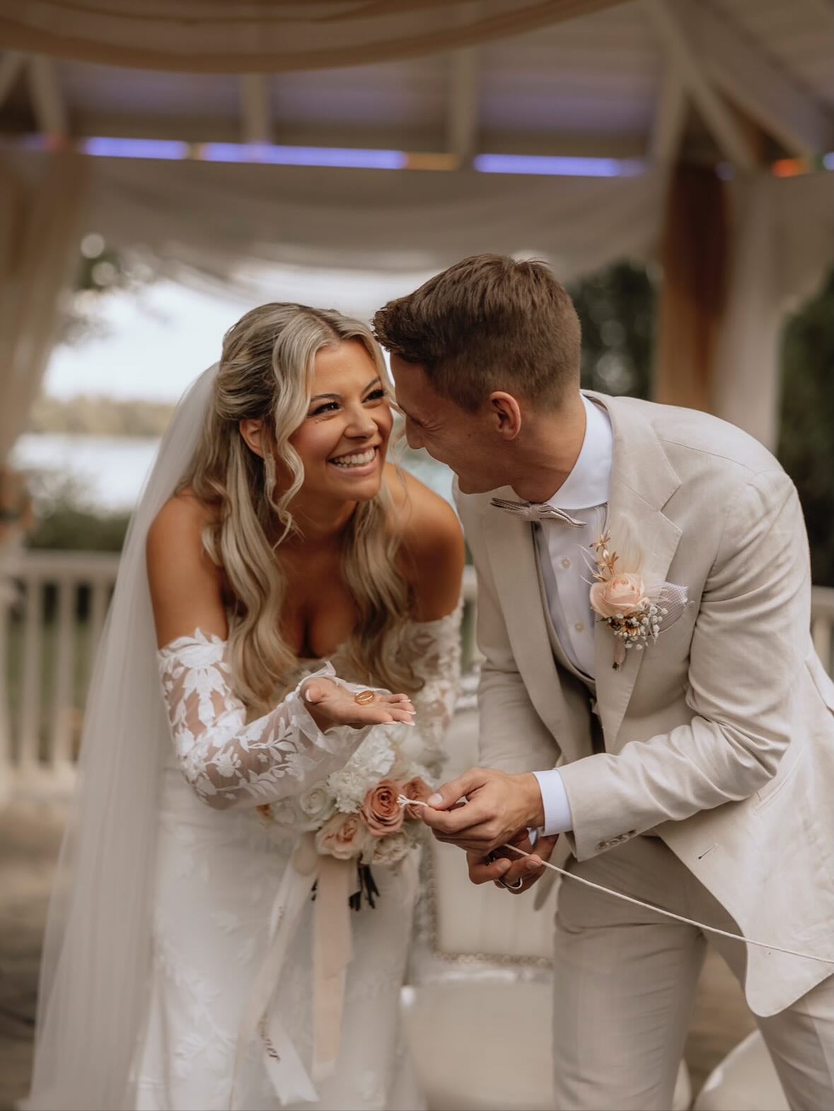 Ein Ort voller Liebe, Lachen und Emotionen. 🤍
📸: @jaquelinehoeschen
💐: @dekorosenherz
💍: @gefuehlsintensiv_
#HausamSeeGochNess #Hochzeitslocation