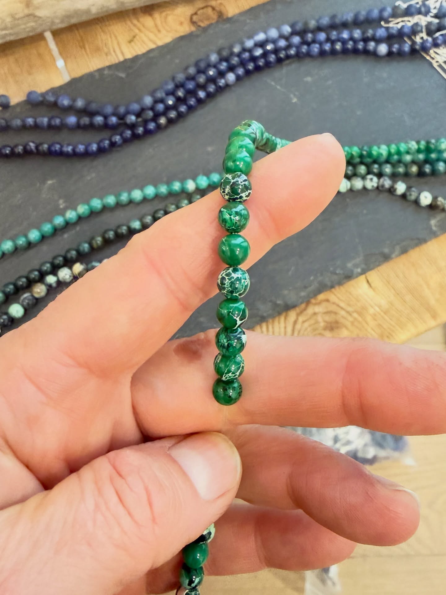 🌿 Heilwirkung von Seesediment-Grünem Jaspis
🜁 Erdung & seelische Stabilisierung
Dieser Stein wirkt wie ein weicher Waldboden unter nackten Füßen.
Er zieht dich aus dem mentalen Karussell heraus, beruhigt die Gedanken
und bringt dich wieder in den Körper – dorthin, wo deine Kraft wohnt.
🜂 Emotionale Reinigung & Selbstberuhigung
Der grüne Seesediment-Jaspis löst Stauungen im emotionalen Feld.
Er nimmt Druck aus dem Herzen, entkrampft das Solarplexus-Feld
und bringt dich in einen sanften, ruhigen Atemrhythmus.
Wie eine Welle, die sagt: „Du darfst loslassen.“
🜃 Entgiftung & Regeneration
Er unterstützt die energetischen Entgiftungsprozesse –
Leber, Galle, Verdauung, Lymphsystem – auf Schwingungsebene.
Er bringt Ordnung dorthin, wo Chaos war,
und stärkt die natürliche Selbstregulation.
🜄 Herzheilung & innere Balance
Der grüne Ton wirkt direkt auf das Herzchakrafeld:
Harmonie, Gleichgewicht, Klarheit in Beziehungen,
und eine Rückverbindung zur eigenen Wahrheit.
Er hilft, alte Verletzungen aus früheren Beziehungen
entkoppelt zu betrachten und Frieden zu schließen.
✨ Schutz & Abgrenzung
Der Stein legt ein energetisches „Moos-Schutzfeld“ um dich –
nicht hart, nicht abweisend, sondern weich und klar.
Perfekt, wenn du viel mit Menschen arbeitest
und dich manchmal leer oder ausgelaugt fühlst.
🌀 Spirituelle Bedeutung
Seesediment trägt die Information von Wasser + Erde.
Das macht ihn zu einem Stein für:
• intuitive Entscheidungen
• klare Körperintelligenz
• innere Wahrheit
• energetische Reinigung
• sanfte Transformation
Er führt dich zurück in dein inneres Gleichgewicht –
wie ein Kompass aus uraltem Sediment.
Kurz-Essenz
„Ich bringe dich zurück in deine Mitte, löse das Alte aus deinem Körperfeld und erwecke deine natürliche Selbstheilung. Ich atme dich frei.“