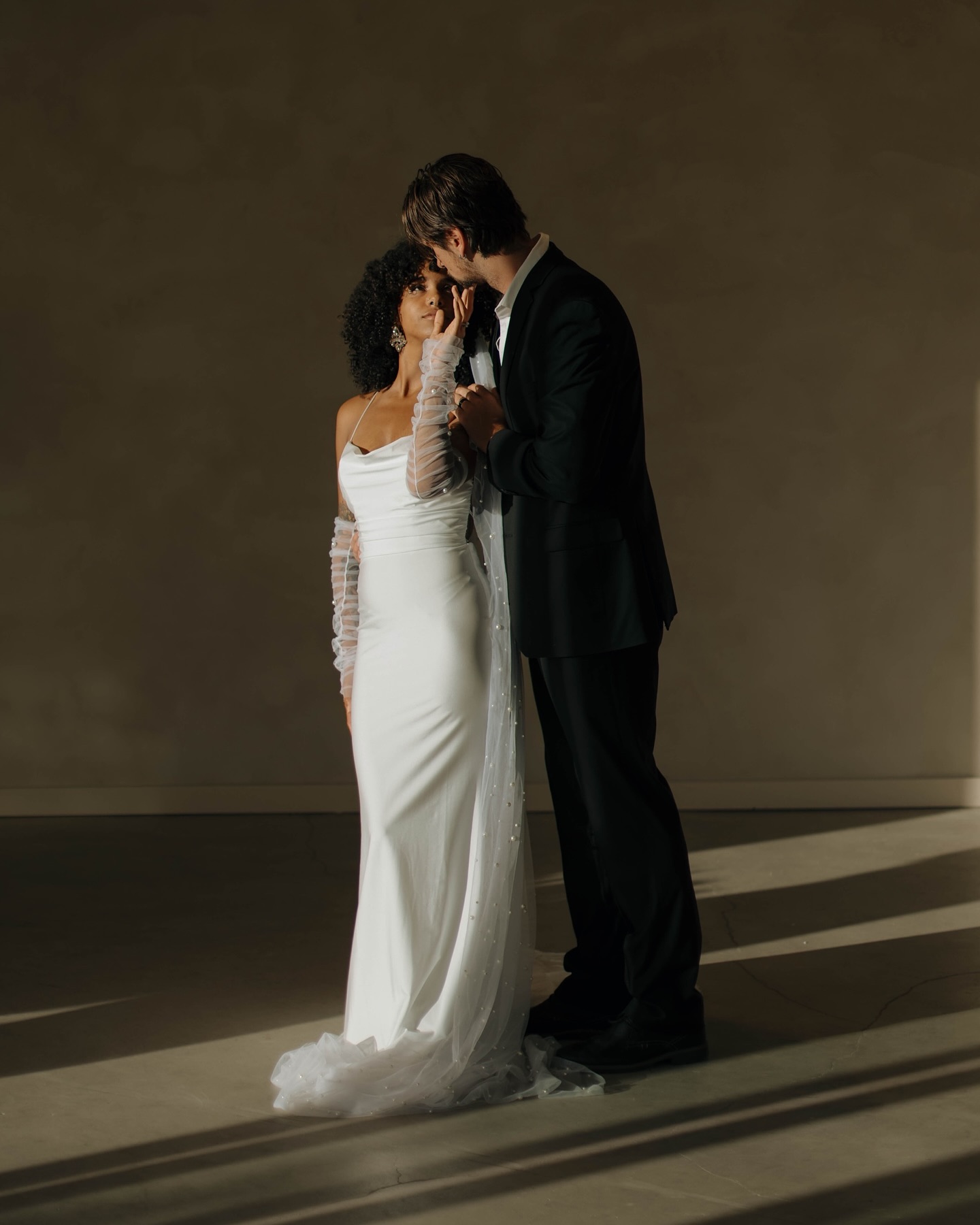 Golden hour on a DTLA rooftop — where modern romance meets timeless style. ✨
For the bride who loves clean lines, natural light, and love that feels effortlessly elegant.
2026 brides, your story deserves to be captured with this kind of intention — the calm, the connection, the in-between moments that say it all.
Photographed by @GrowWildPhoto
#DTLAWedding #ModernBride2026 #LosAngelesBride #CaliforniaWeddingPhotographer #DTLARooftopWedding #EditorialWeddingPhotography #LuxuryWeddingInspo #ModernRomance #CityWeddingVibes #GoldenHourBride #MinimalistBride #TimelessWeddingStyle #ElegantBride #WeddingInspo2026 #WestCoastWeddings #SoCalBride #LosAngelesWeddings #BrideToBe2026 #WeddingPhotographyInspiration #ContemporaryBride