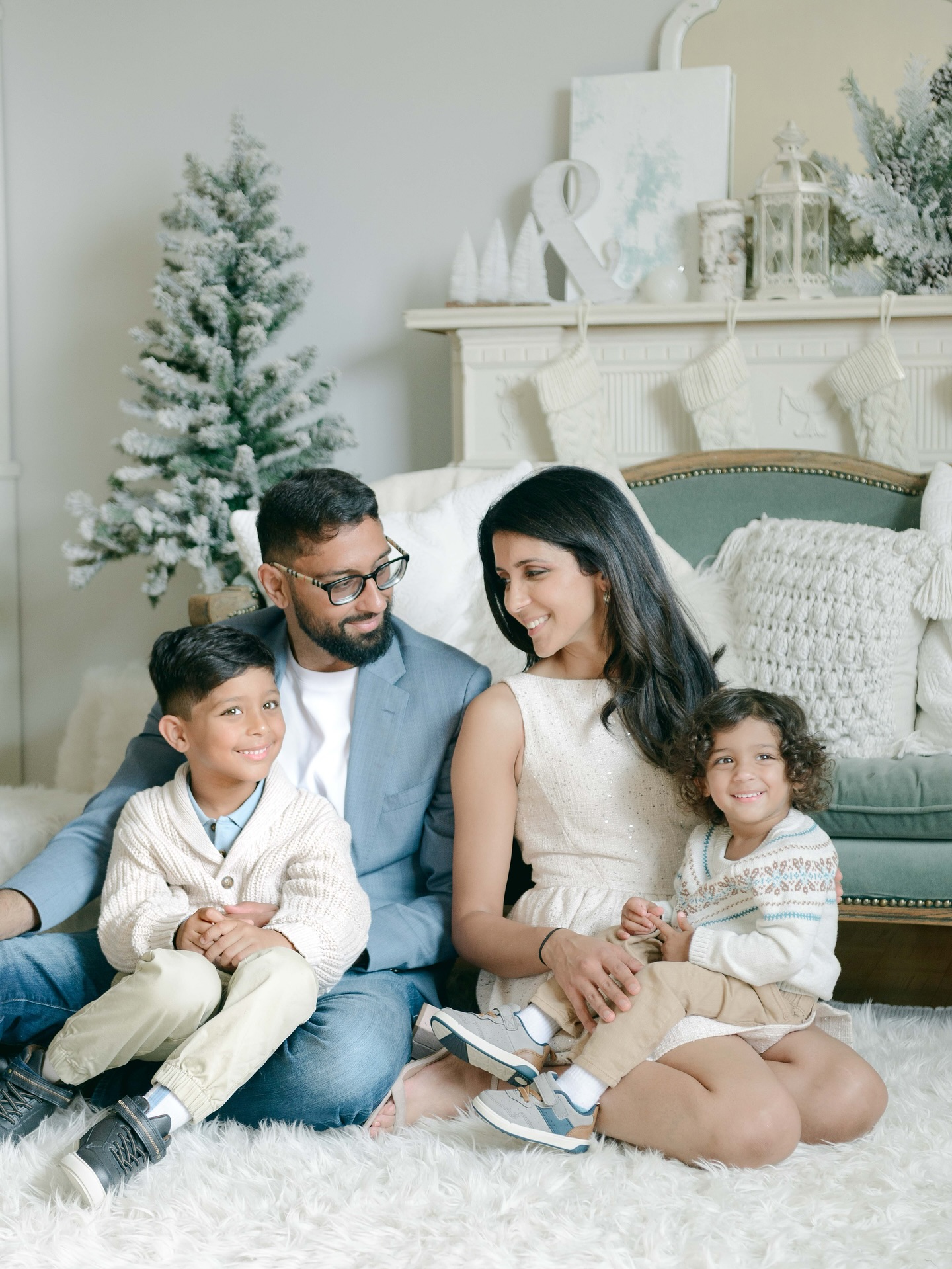 Our second amazing family in the 🌲COZY FROST HOLIDAY MINIS🌲 setup!! This beautiful big brother was full of beans, and got his equally beautiful (and shy) little brother giggling big time 😂 I can’t get over how sweet this space is - the perfect nook for your Christmas card photos this year 🥰
First minis date is coming up fast! Book now through my Link in Bio!! 🤍
.
.
.
.
.
.
#holidayminisessions #holidayminis #holidayminiphotosessions #christmasminis #holidayministoronto #familyphotography #maternityphotography #newbornphotography #weddingphotography #torontomaternityphotographer #torontonewbornphotographer #torontofamilyphotographer #torontoweddingphotographer #torontophotographer #gtaphotographer #ontariophotographer #torontoportraitphotographer #torontoeventphotographer #refinedpresets #refinedco #lightroompresets #naturallight #naturallightphotography #lightandairy #megmateraphotos