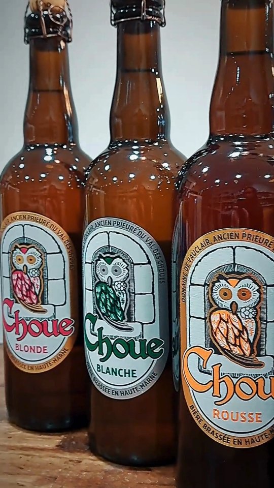 | Bière |
Une nouvelle brasserie a fait son entrée à la boutique, La Brasserie du Vauclair | La Choue 🦉
De la bière Blonde à la Brune en passant par la Rousse et la Triple retrouvez toutes les déclinaisons en format 33 Cl et 75 Cl 🍻
Deux jolis coffrets sont également proposés : coffrets 5 bières + 2 verres et le coffret 8x33 Cl pour faire la découverte de la gamme !
La bière de Noël La Choue arrive également courant du mois de Novembre 🤩🎅
@brasserievauclair_lachoue
#bière #biereartisanale #beer #caviste #digoin