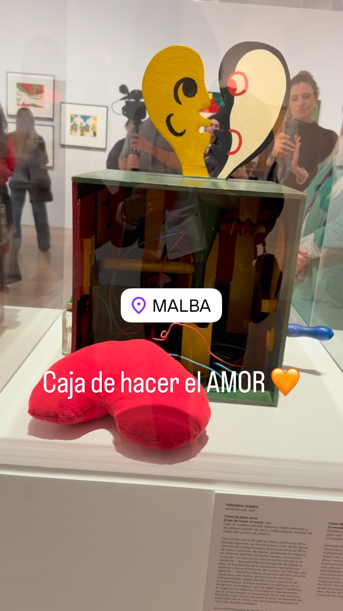 Una caja para hacer el amor, en la exposición Pop Brasil: vanguardia y nueva figuración, 1960s-70s. Teresinha Soares se apropió de este universo visual para, con humor, dar forma a las relaciones interpersonales a partir de este nuevo repertorio de procedimientos. Aunque establece un diálogo con un imaginario tecnológico, que de algún modo transforma lo orgánico en máquina, los artefactos representados por la artista revelan la precariedad de la vida industrial brasileña. Aquí, el acto de hacer el amor no depende del encendido de un motor, sino que requiere que gires la manivela, al estilo analógico. @pinacotecasp @museomalba @yuriquevedo @pollyquint @nancyvred #artecontemporaneo #pinacotecasp #artistasbrasileiros #contemporaryart #arte #exposicao #exposicion #popart #nuevafiguración #arteypolitica Una caja para hacer el amor, en la exposición Pop Brasil: vanguardia y nueva figuración, 1960s-70s. Teresinha Soares se apropió de este universo visual para, con humor, dar forma a las relaciones interpersonales a partir de este nuevo repertorio de procedimientos. Aunque establece un diálogo con un imaginario tecnológico, que de algún modo transforma lo orgánico en máquina, los artefactos representados por la artista revelan la precariedad de la vida industrial brasileña. Aquí, el acto de hacer el amor no depende del encendido de un motor, sino que requiere que gires la manivela, al estilo analógico. @pinacotecasp @museomalba @yuriquevedo @pollyquint @nancyvred #artecontemporaneo #pinacotecasp #artistasbrasileiros #contemporaryart #arte #exposicao #exposicion #popart #nuevafiguración #arteypolitica