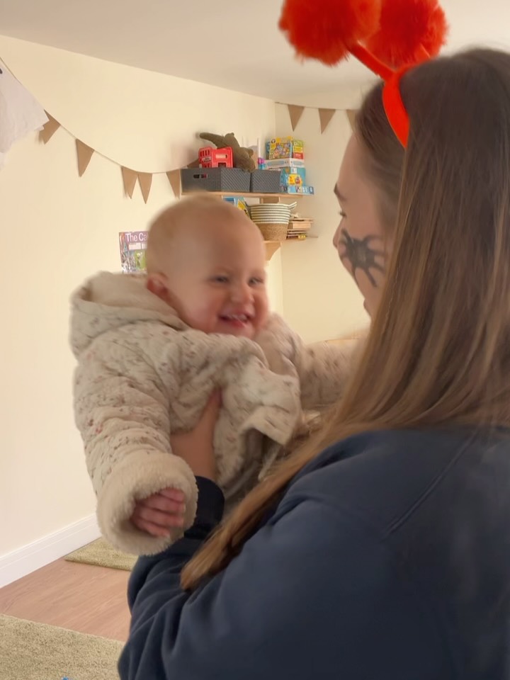 We had a spooktacular time celebrating Halloween!
Babies got creative with shaving foam and spiders in the sensory tray, and made ghostly art with foot painting. Toddlers carved and painted a pumpkin and made their own spider handprints, while pre-schoolers concocted potions in the water tray.
We ended the spooky season with a party with lots of dancing, activities and face painting!🎊🎃