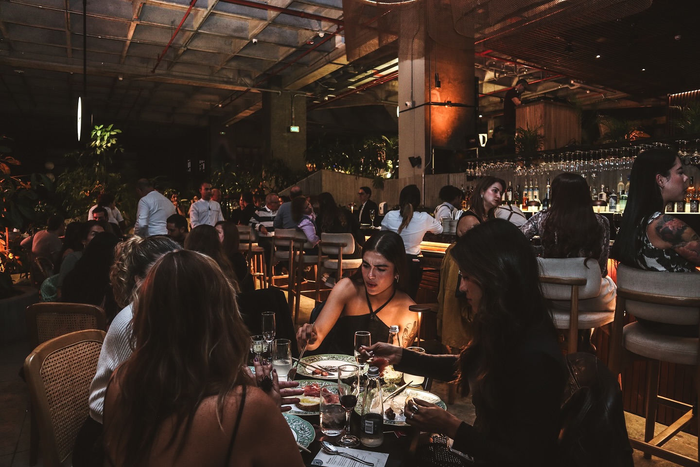 🥘 Aniversario #2 de @maximo.mde
📌Nota completa en Bloggaleriadearte.com
El restaurante Máximo, celebró recientemente su segundo aniversario, y fue una noche llena de música y cultura mediterránea. El evento no solo reafirmó su posición como referente de la cocina mediterránea y catalana en la ciudad, sino que se convirtió en una fiesta memorable.